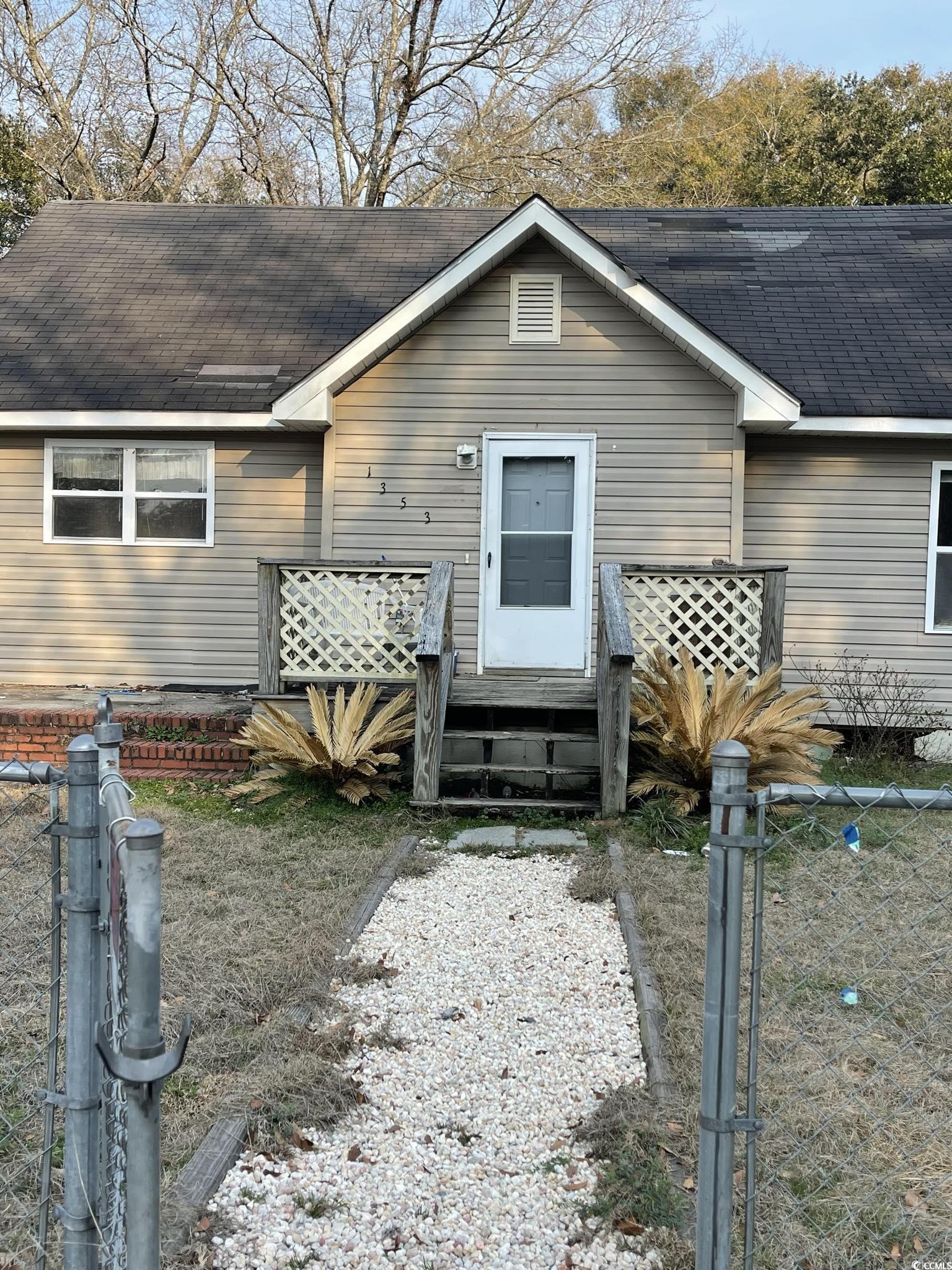 1353 Moss St. Property Photo 4