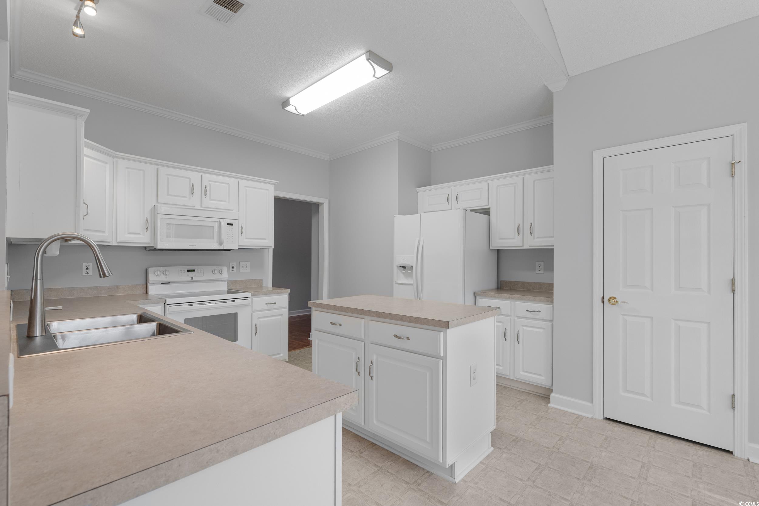 1019 Hillsdale Dr. Property Photo 10