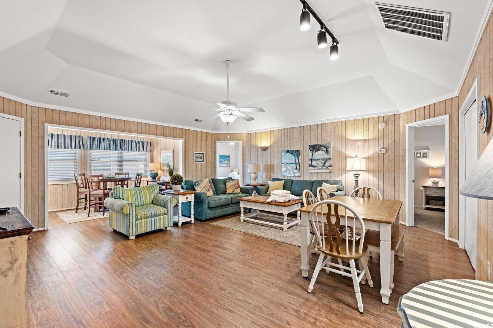 9500 Queens Ct. Property Photo 4