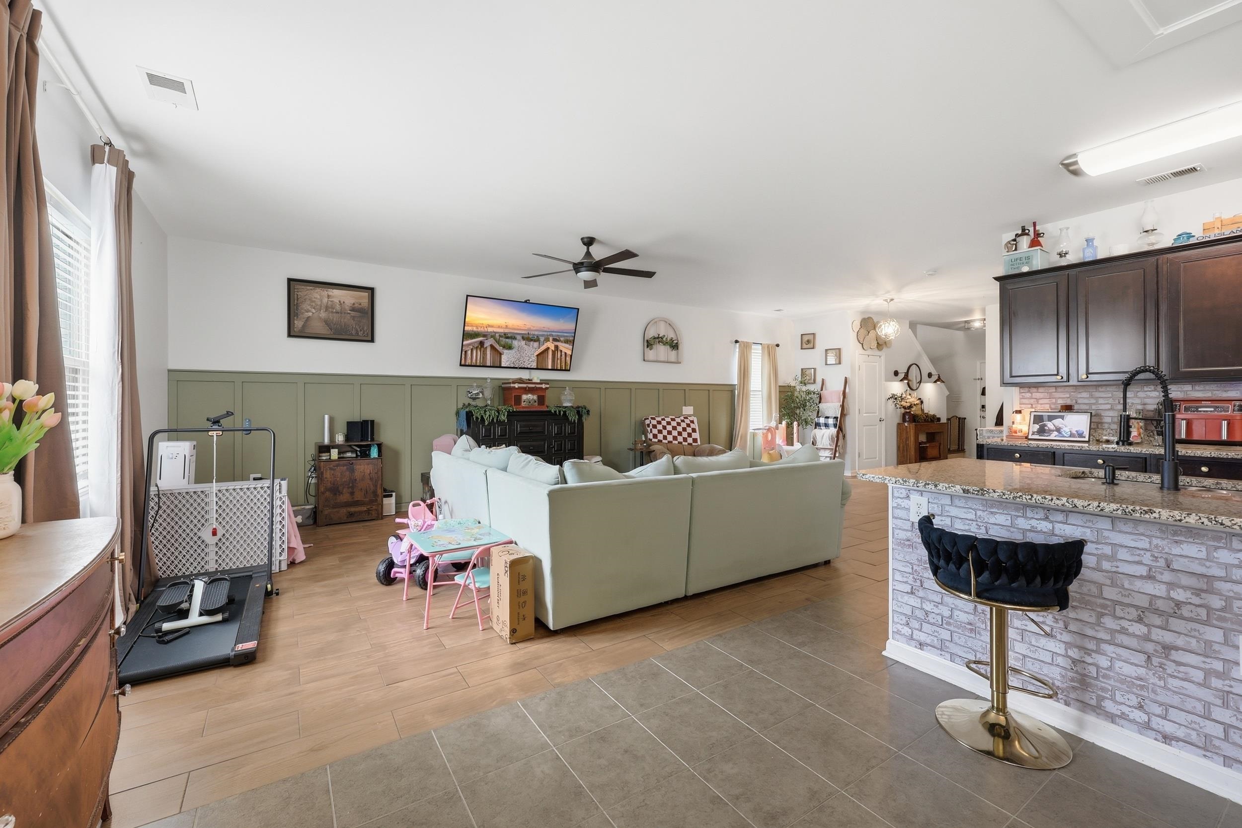 1093 Balmore Dr. Property Photo 6