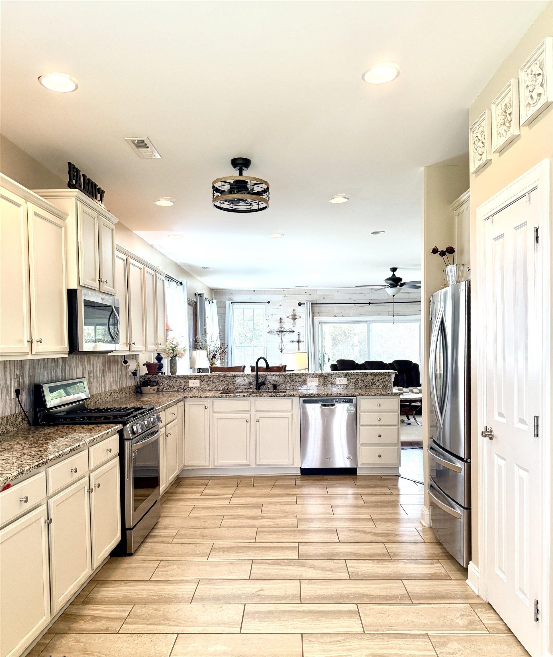 1367 Bermuda Grass Dr. Property Photo 5