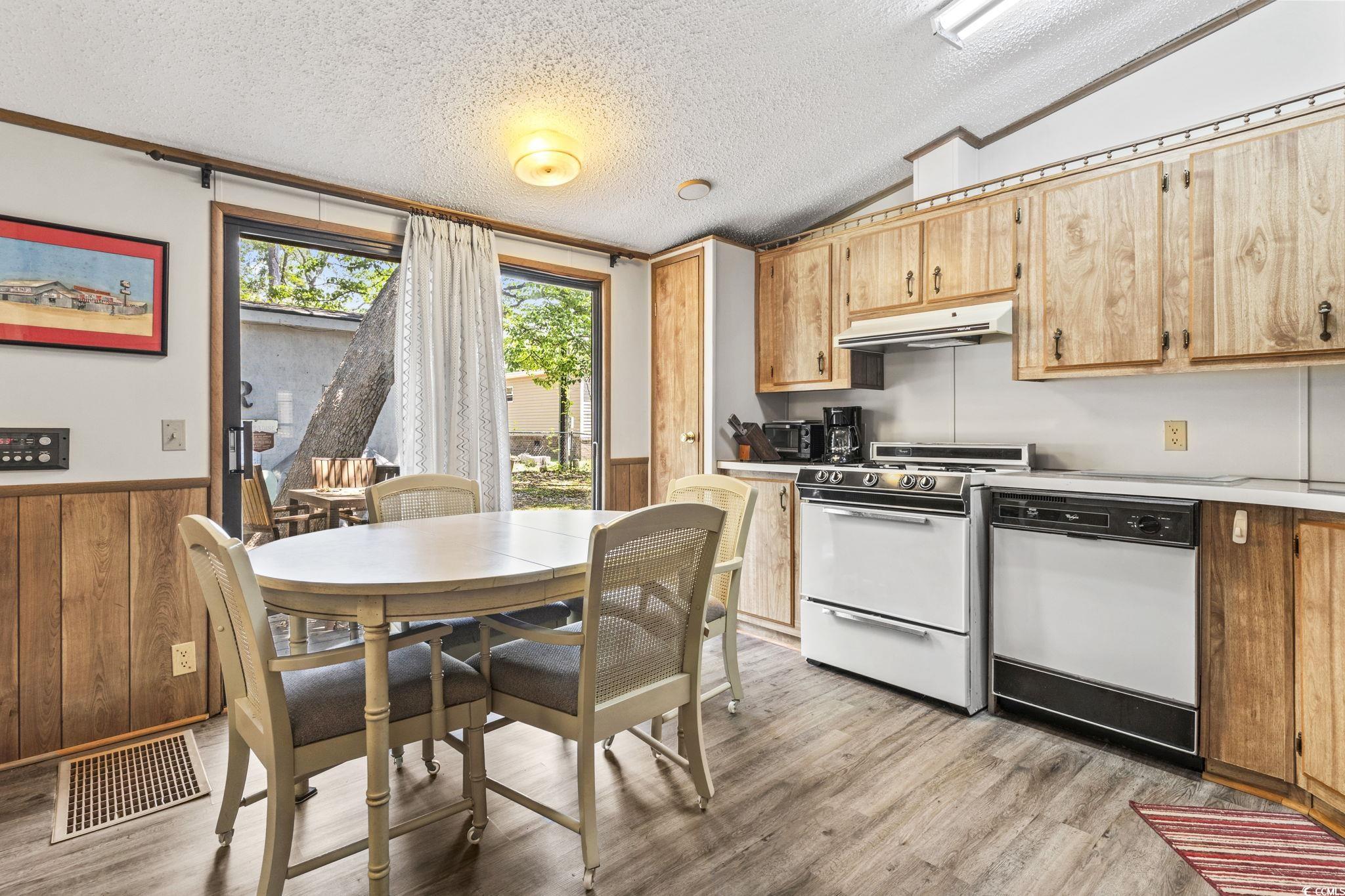 2425 Park St. Property Photo 16