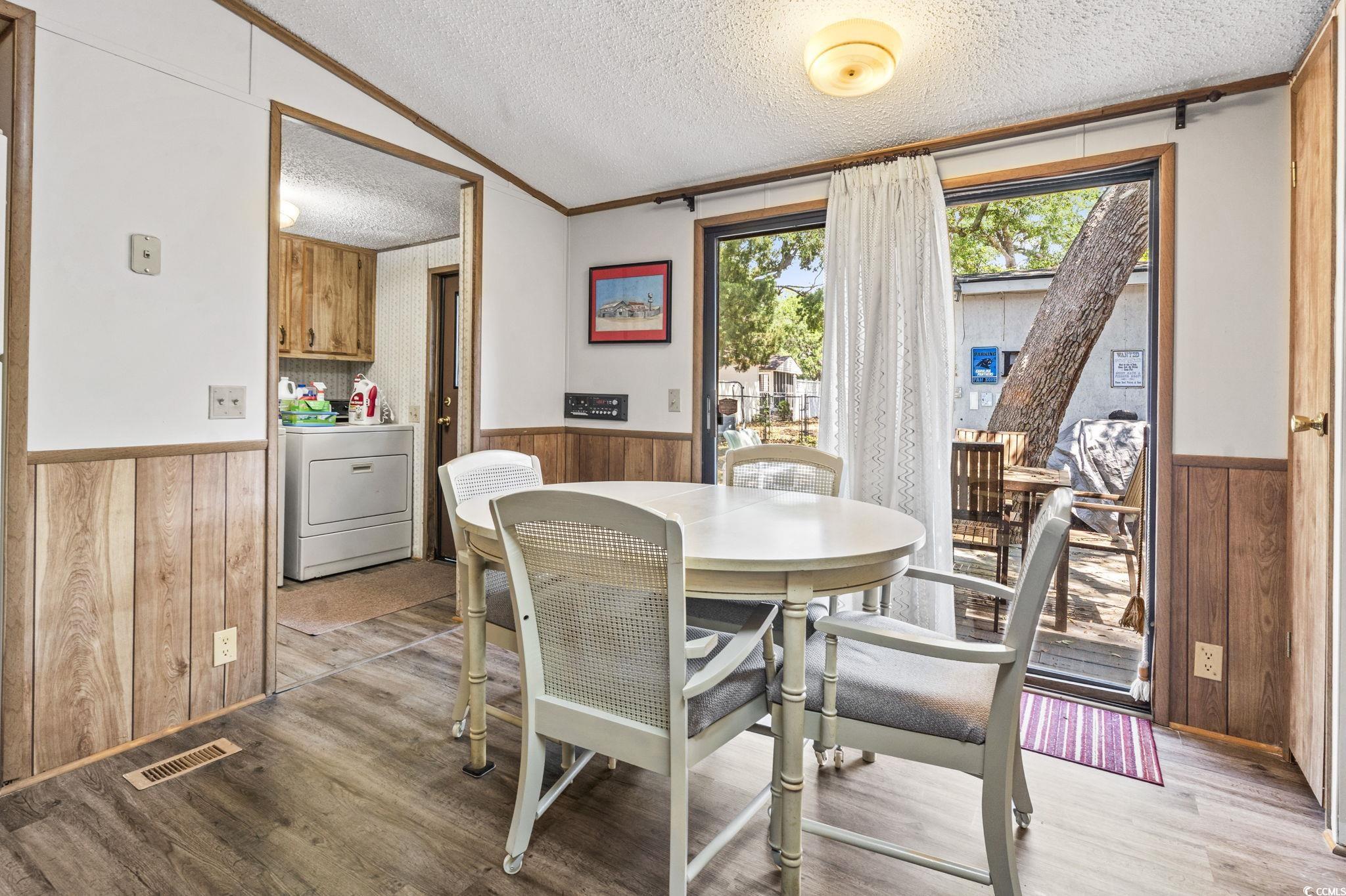 2425 Park St. Property Photo 20