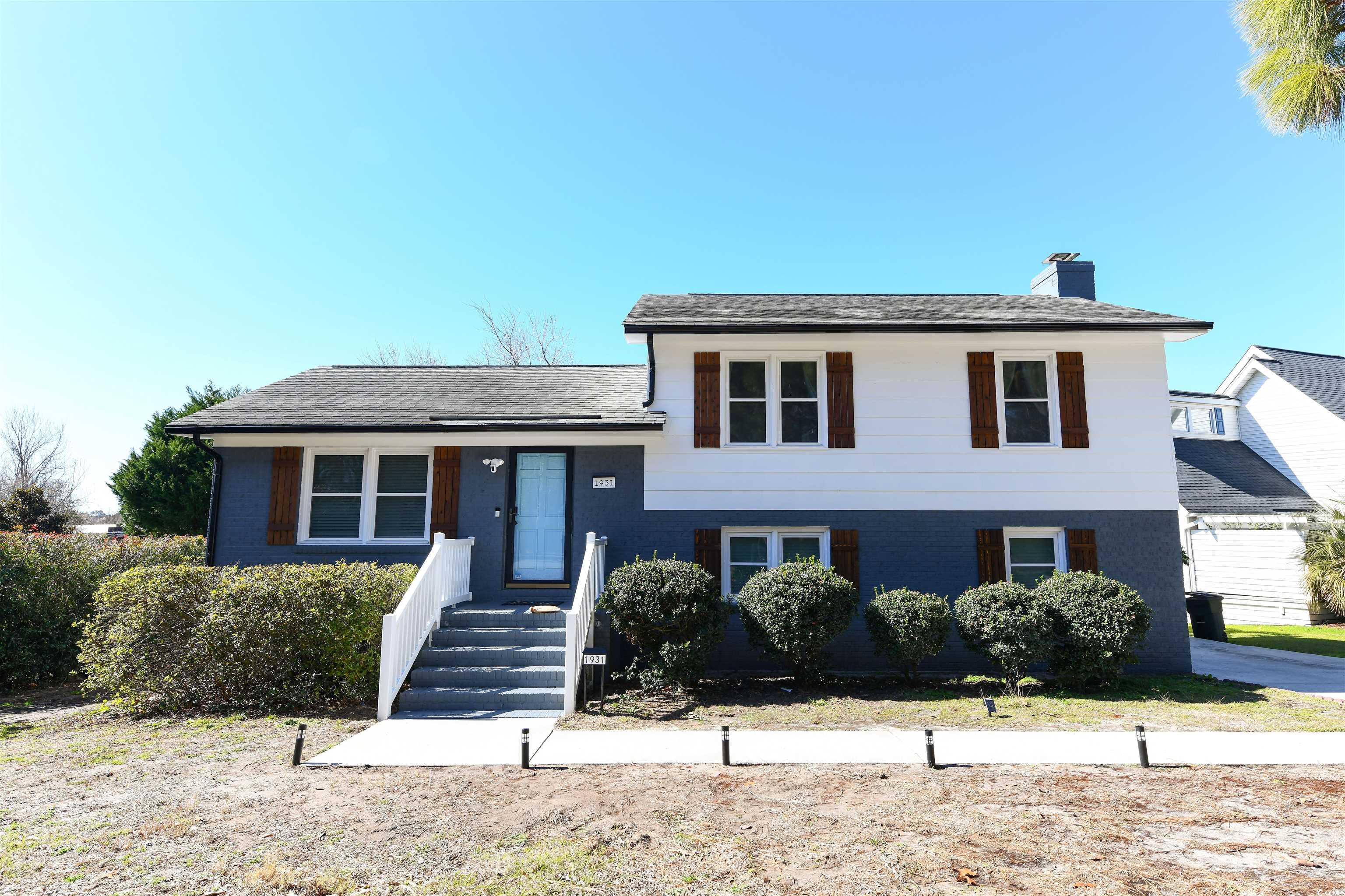 1931 Lakeview Circle Property Photo 1
