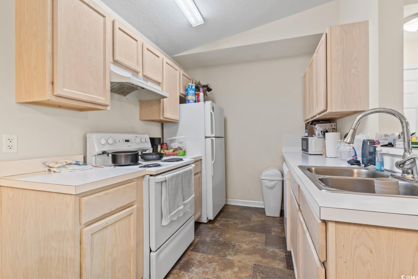 2280 Andover Dr. Property Photo 4