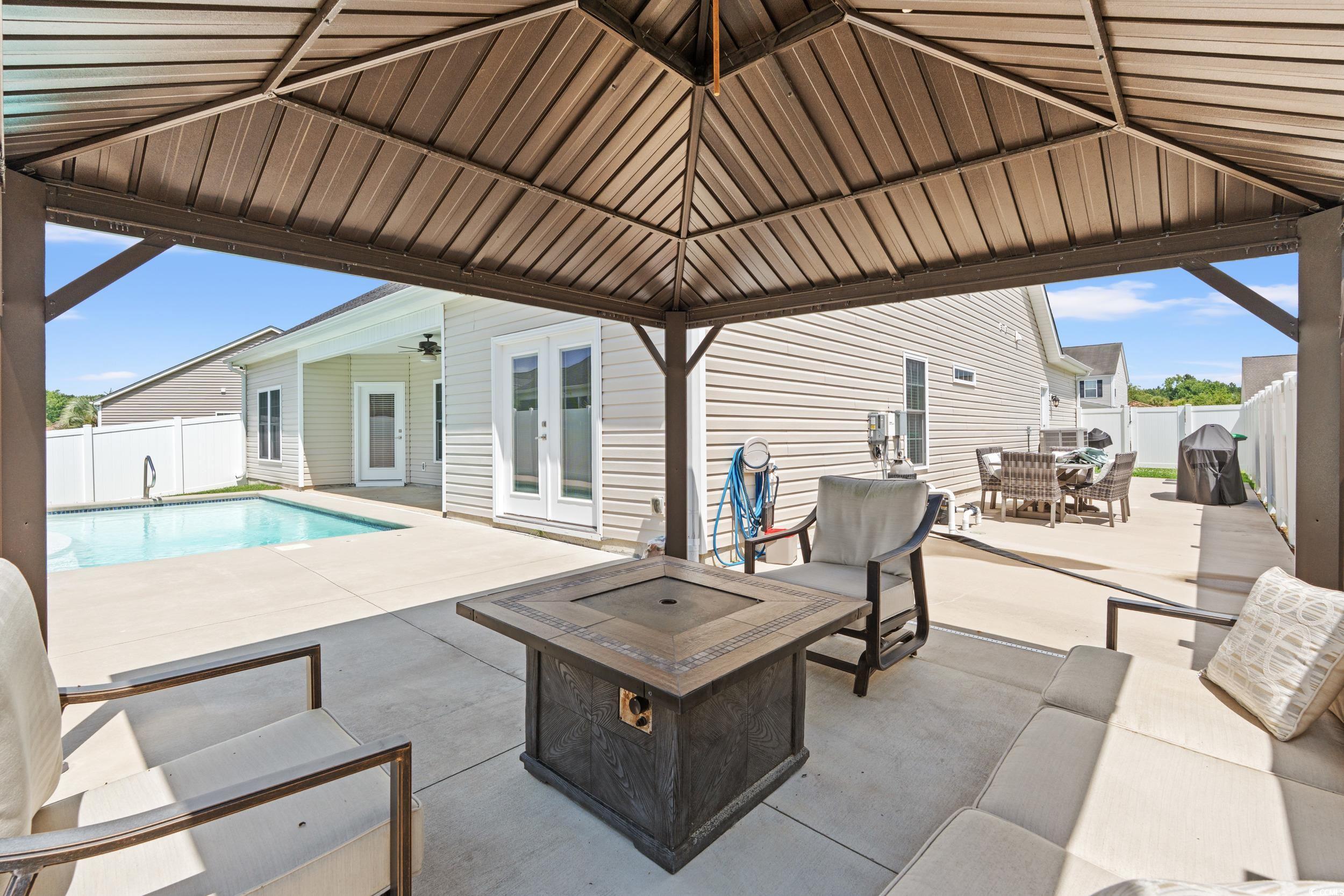 2885 Desert Rose St. Property Photo 3