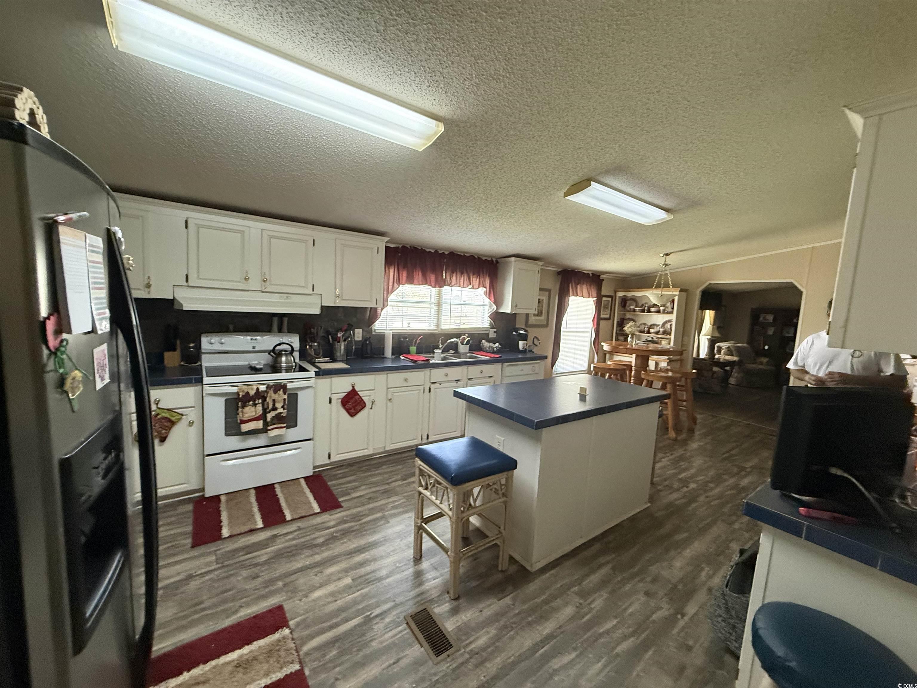 949 Folly Rd. Property Photo 4