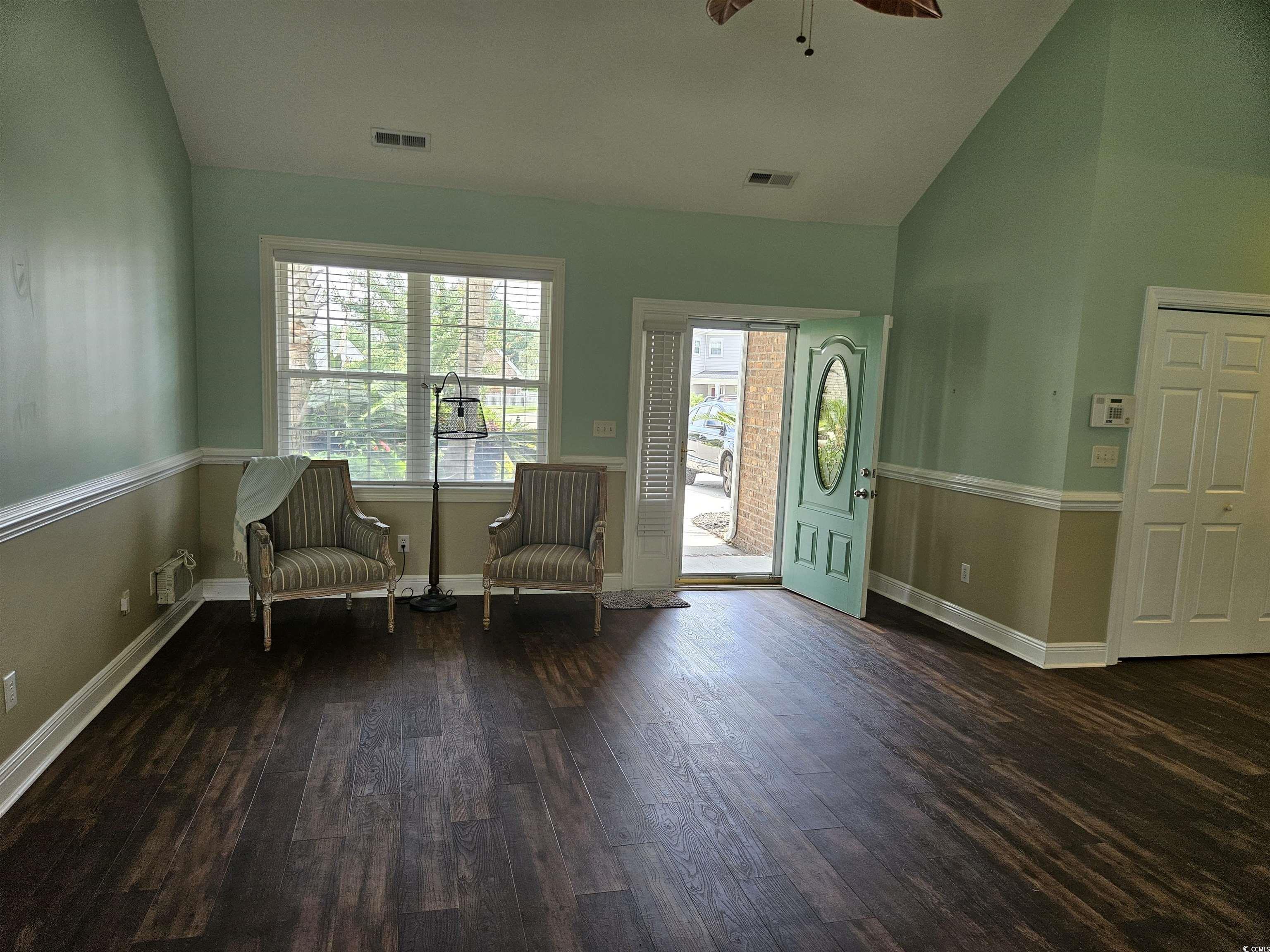 1028 Cherry Tree Ln. Property Photo 4