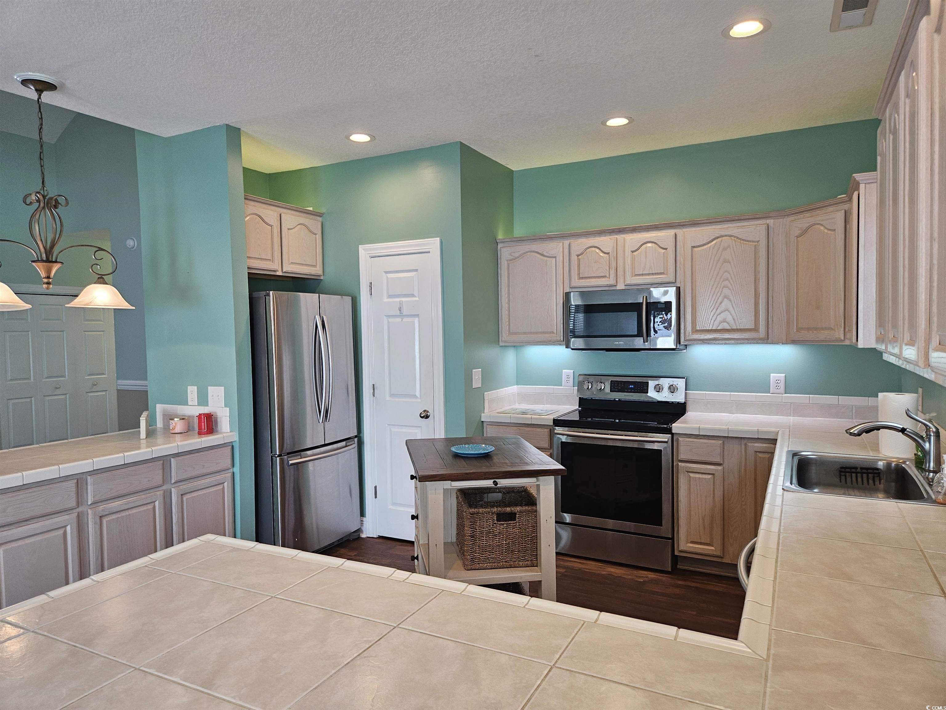 1028 Cherry Tree Ln. Property Photo 8