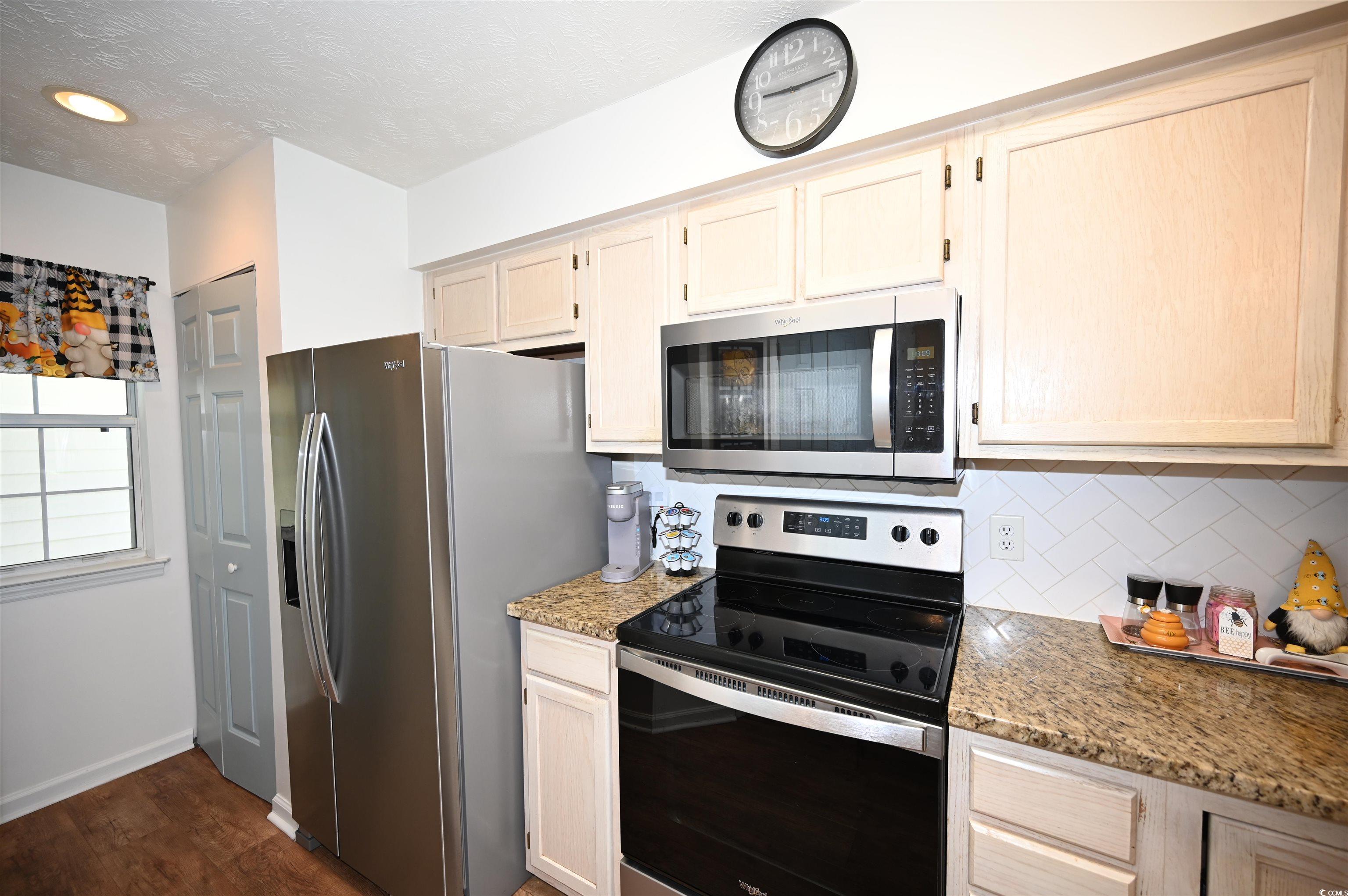 697 Tupelo Ln. Property Photo 4