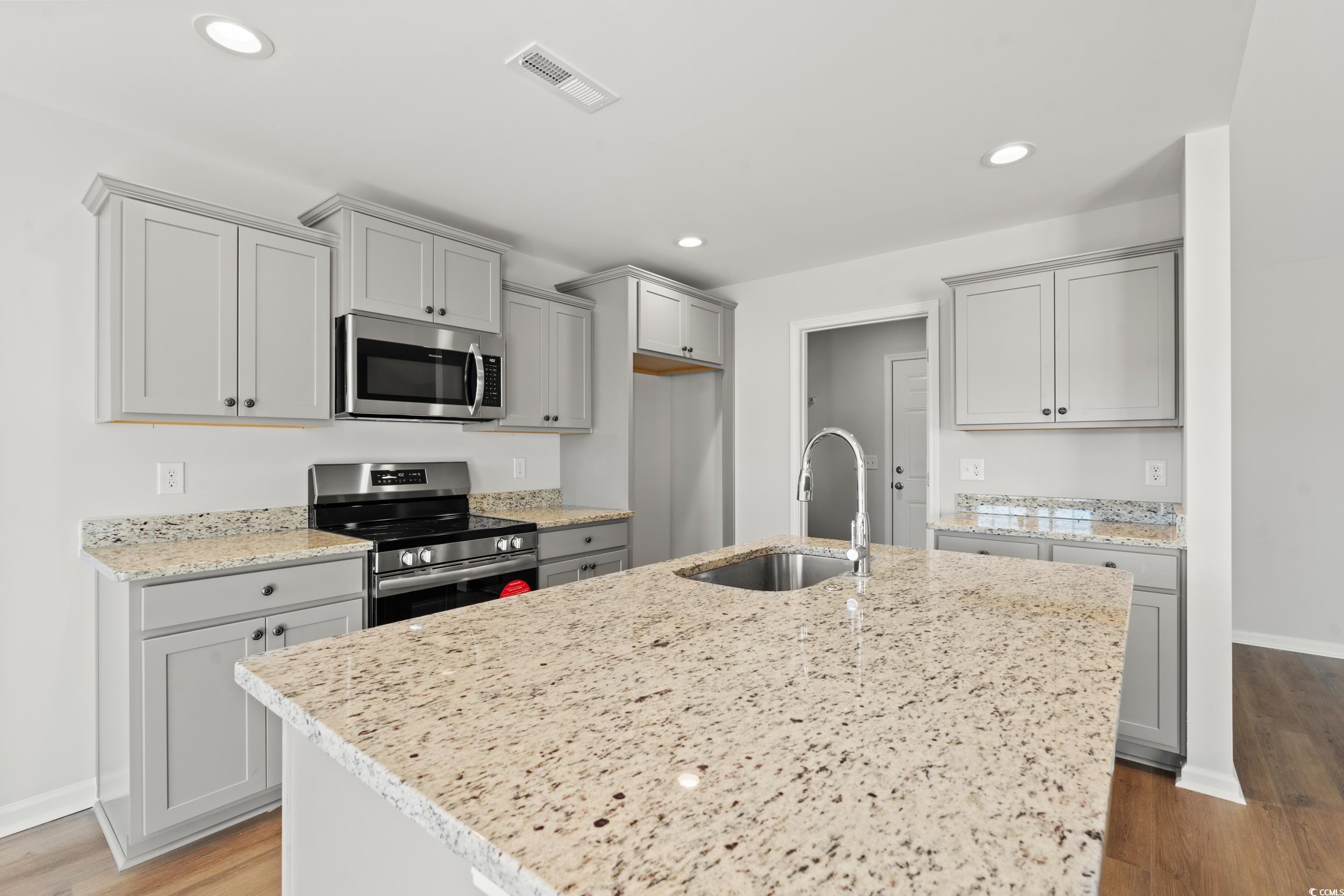 1025 Woodside Dr. Property Photo 6
