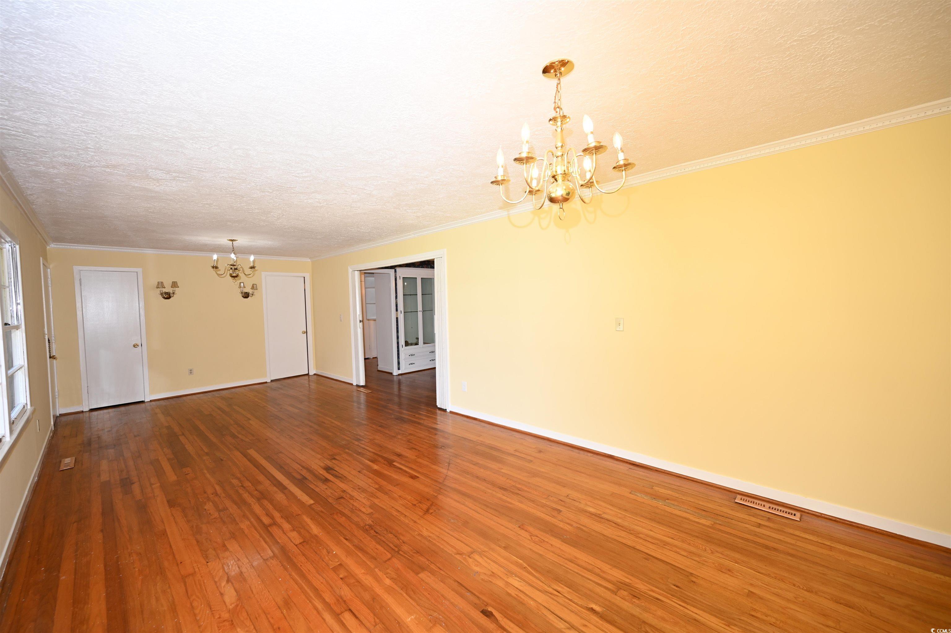 221 Pine St. Property Photo 4