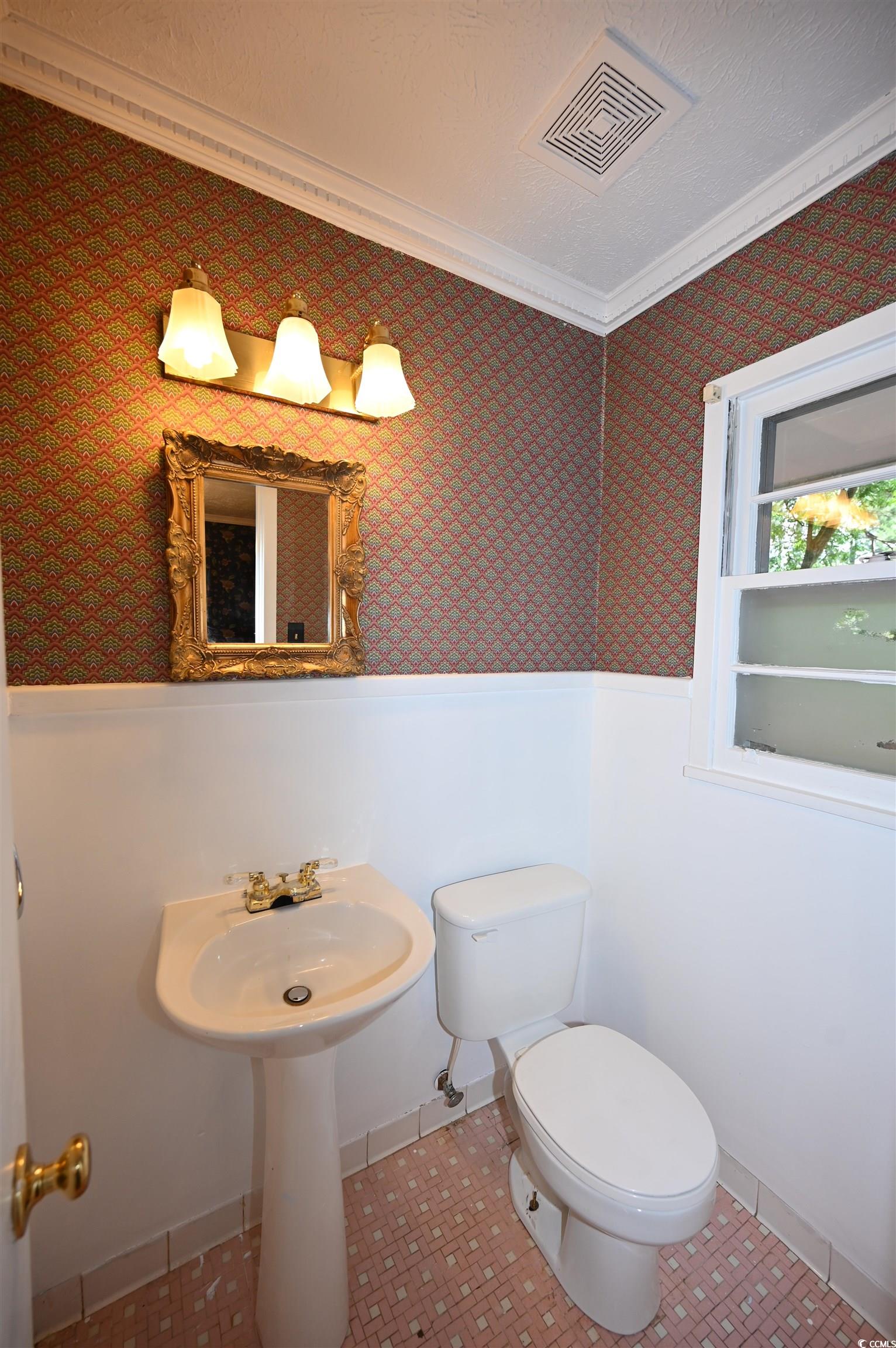 221 Pine St. Property Photo 6