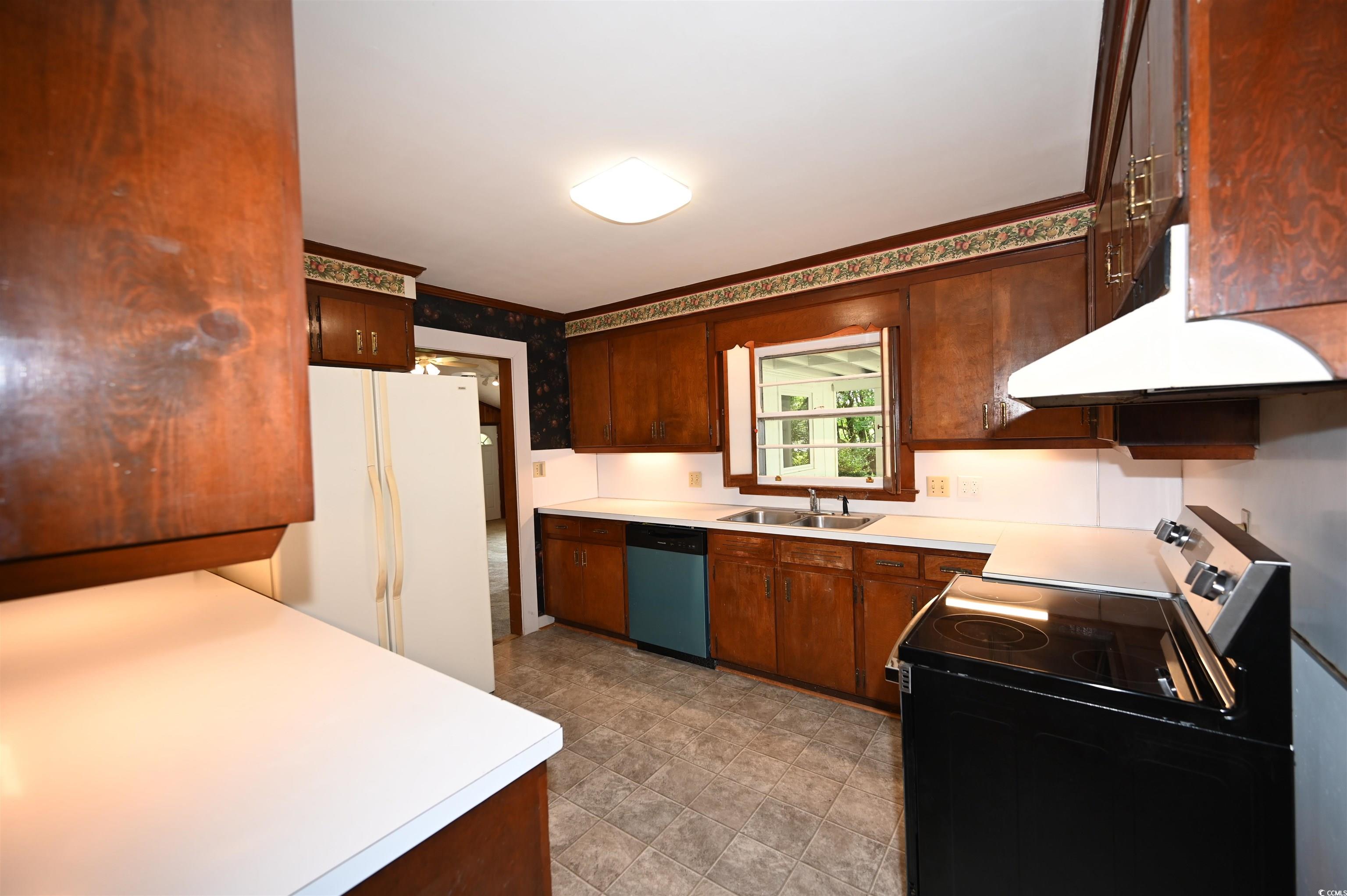 221 Pine St. Property Photo 7