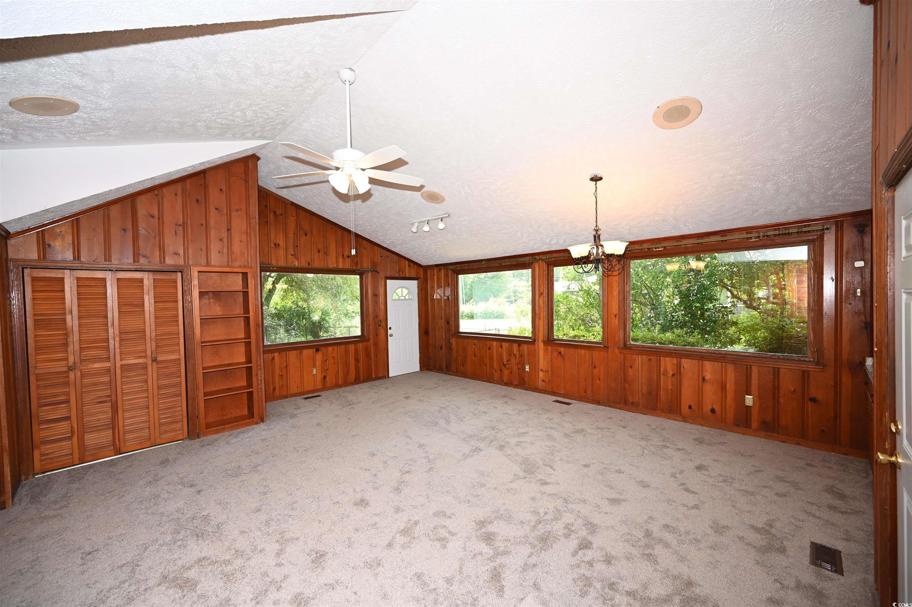 221 Pine St. Property Photo 9