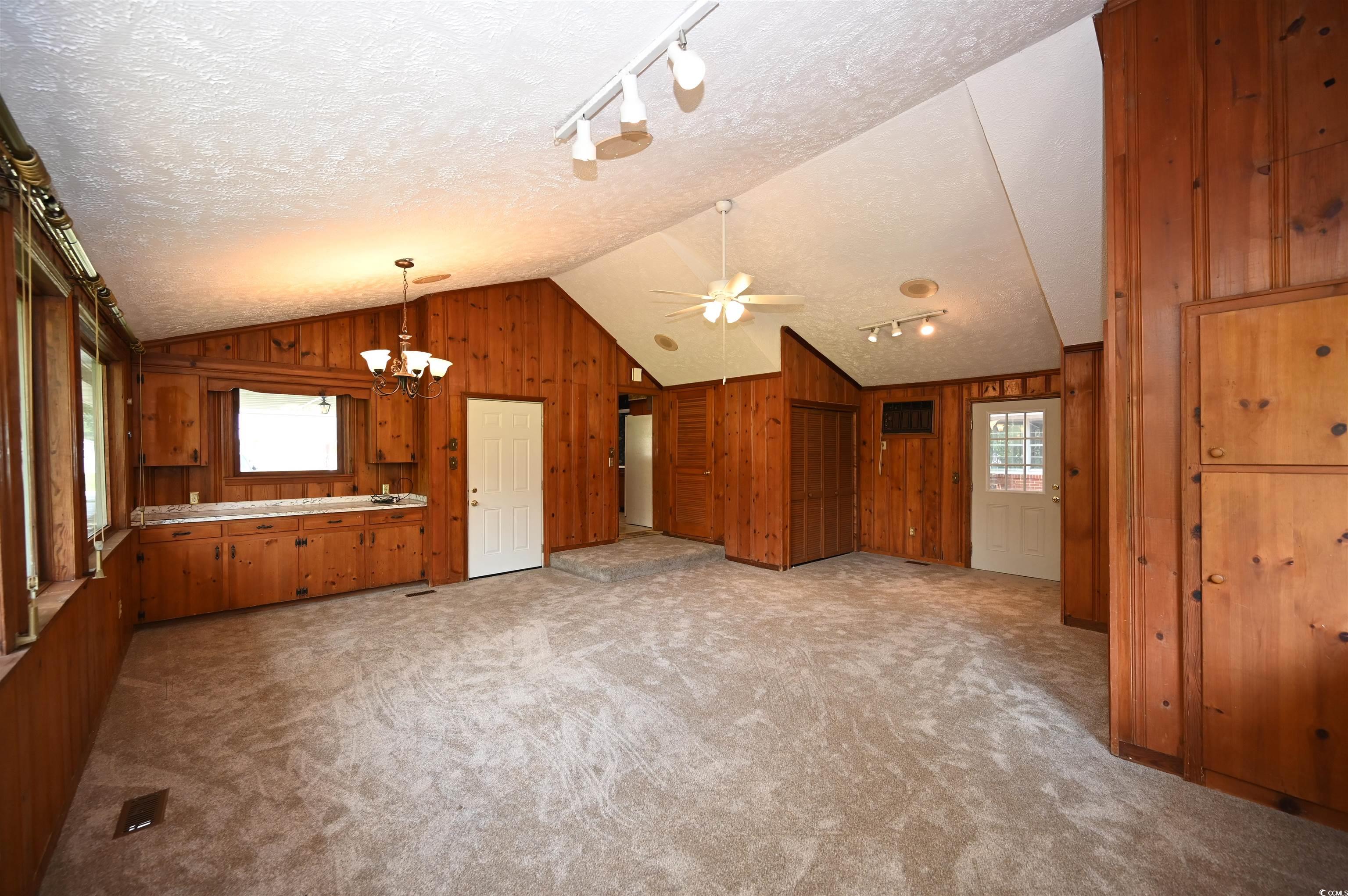 221 Pine St. Property Photo 11