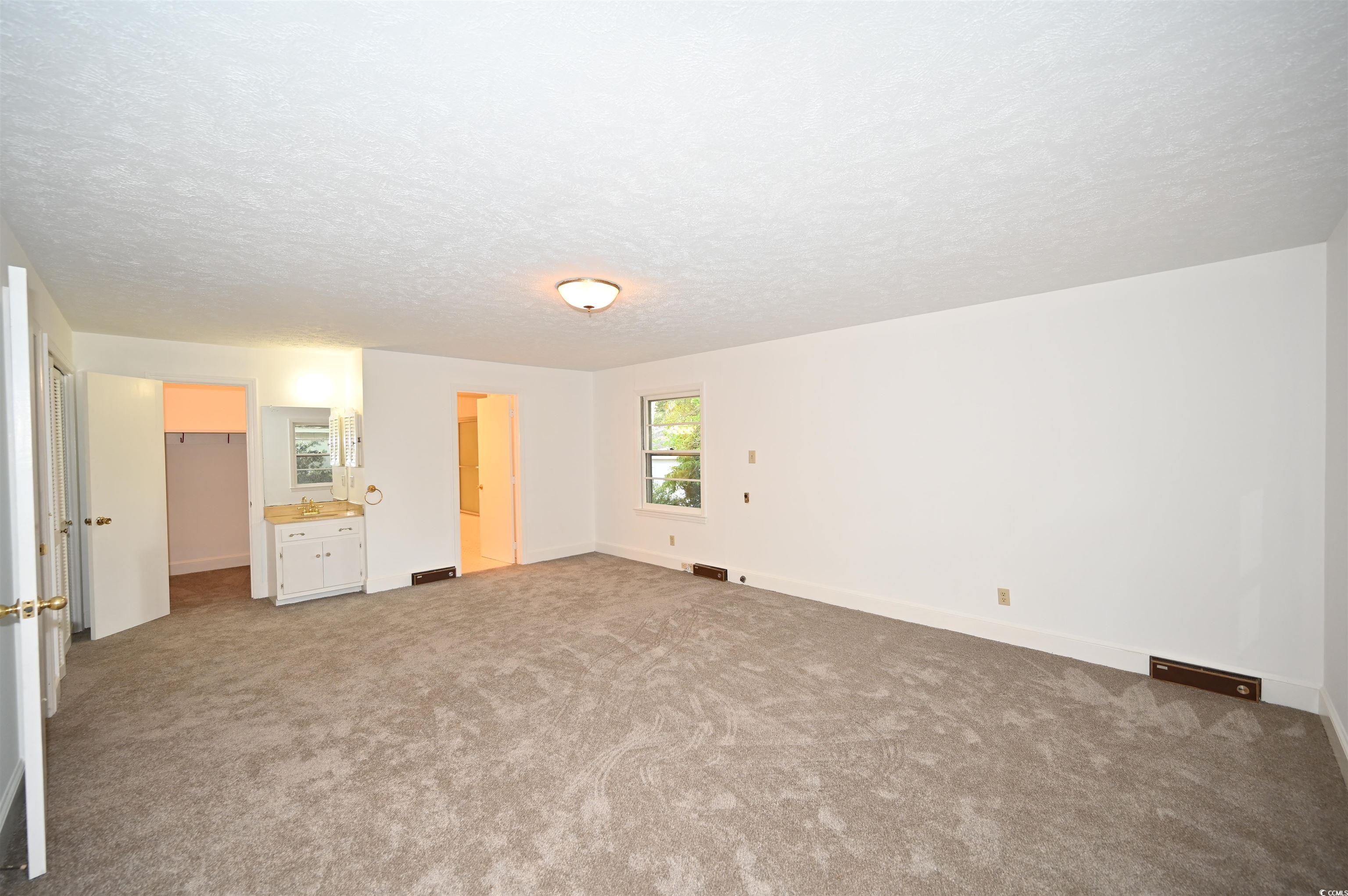 221 Pine St. Property Photo 14