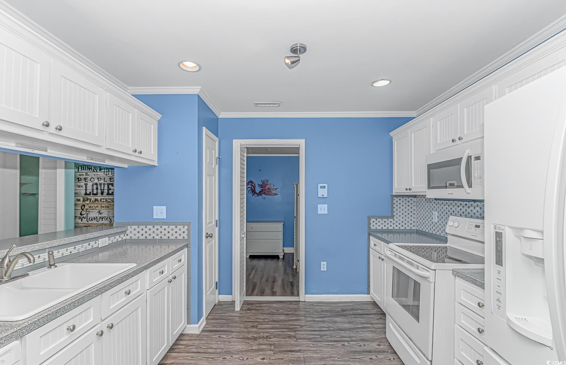 4417 Barcelona Ln. Property Photo 6