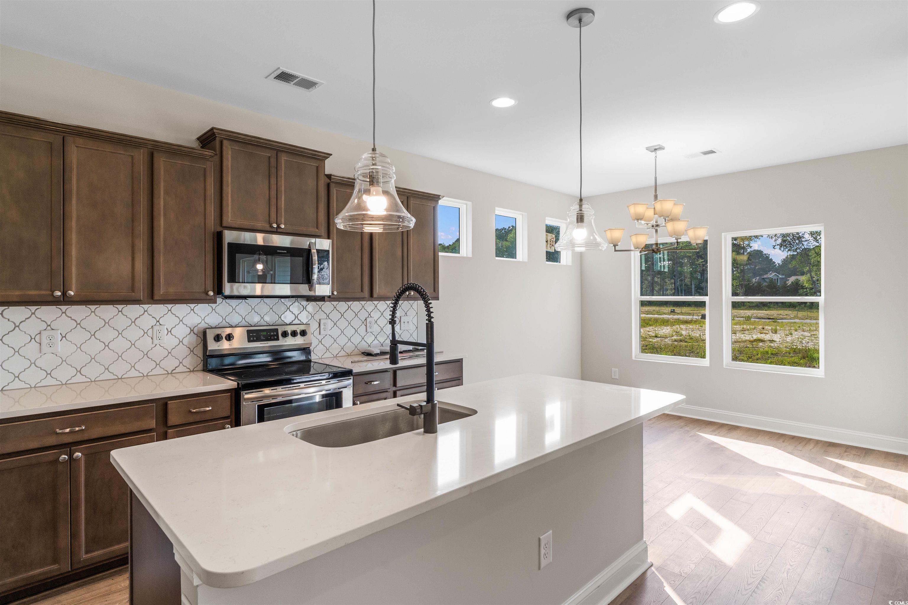 1045 Nw Rosefield Way Property Photo 9