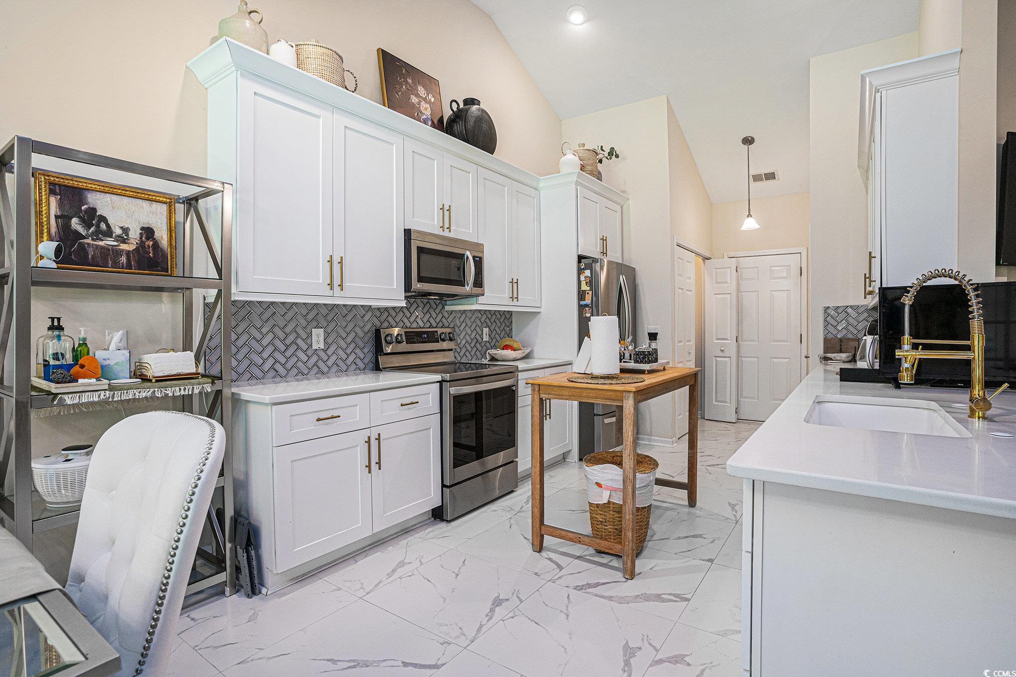 253 Carriage Lake Dr. Property Photo 6