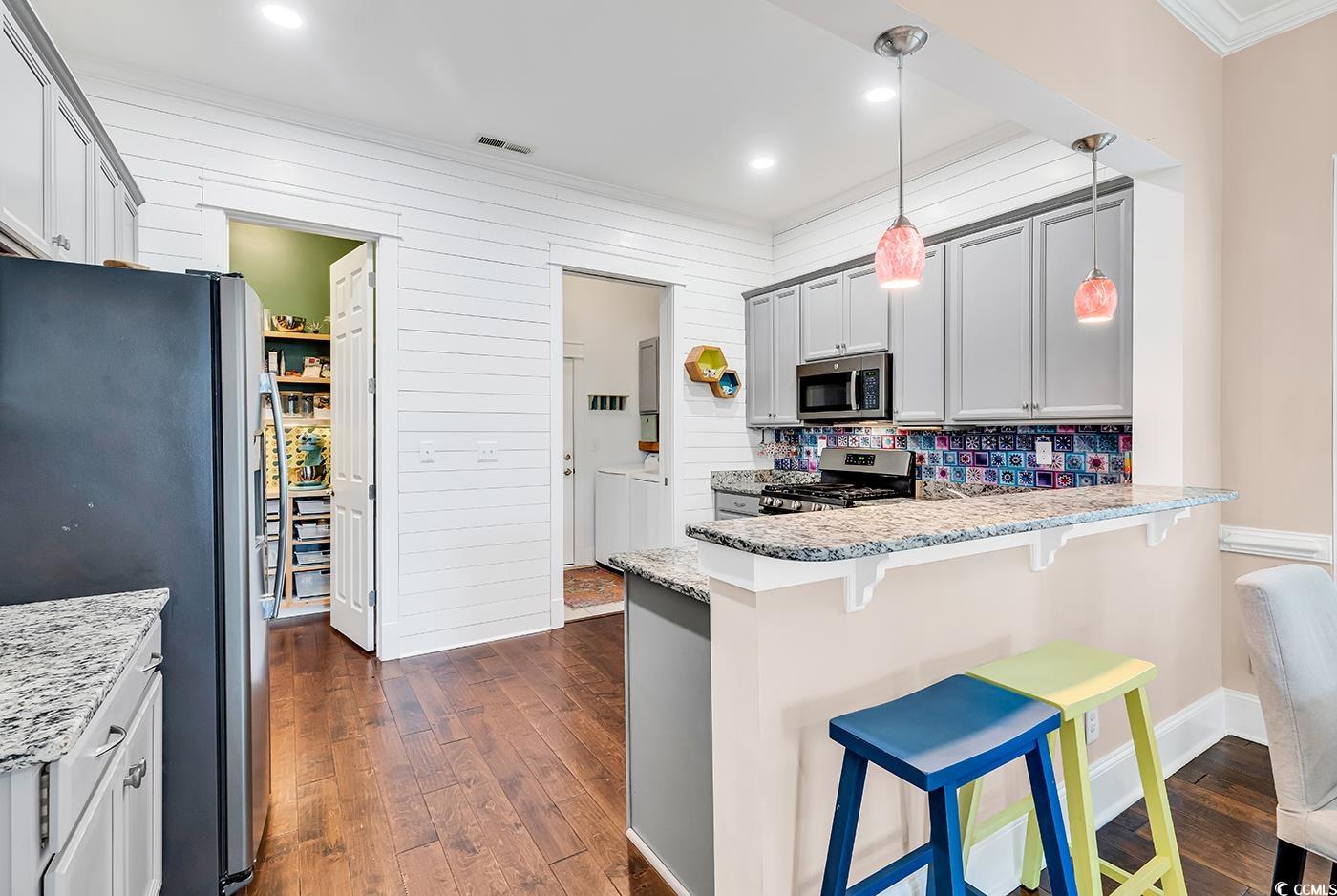 1411 Peterson St. Property Photo 6