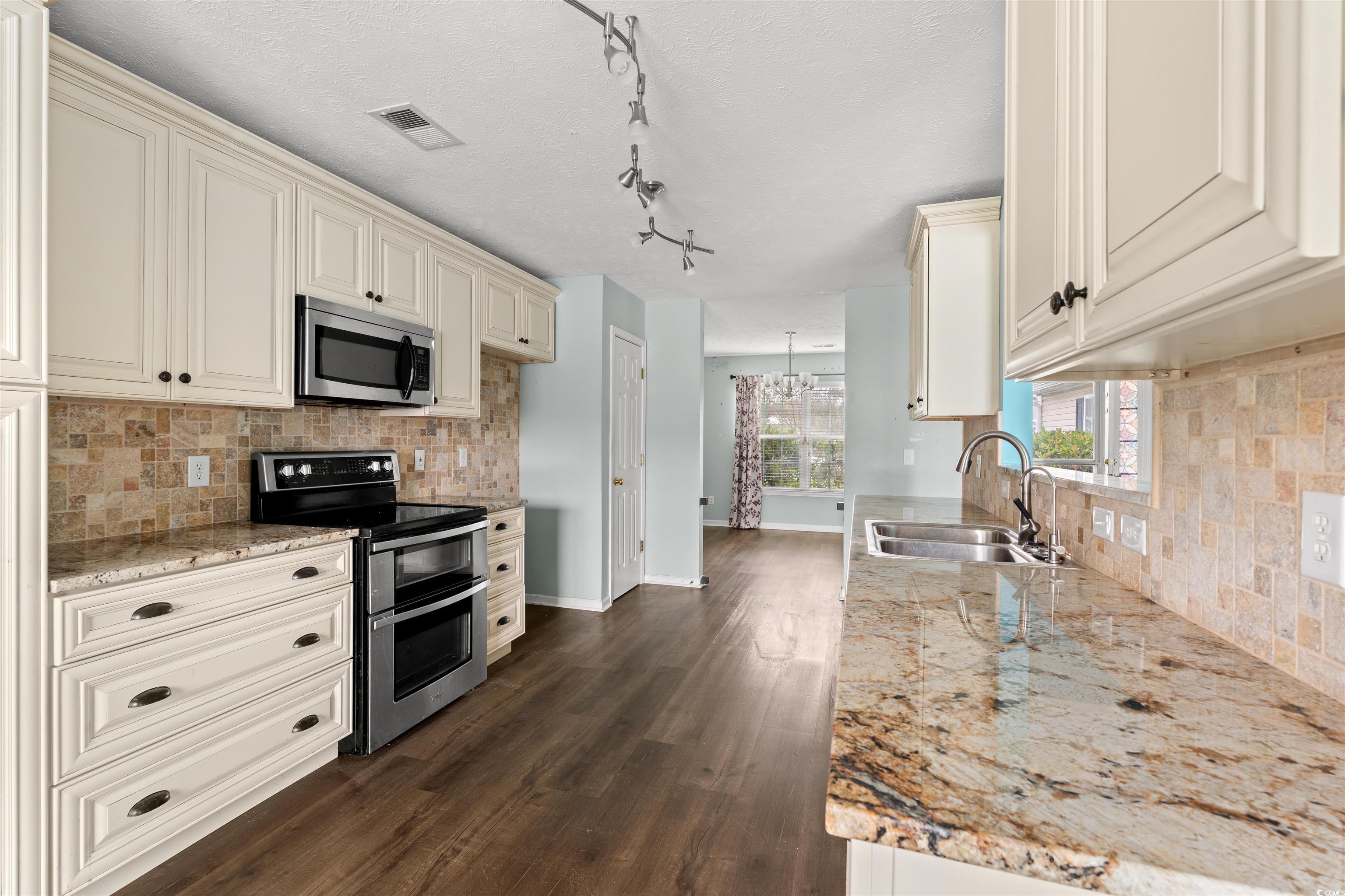 1004 Jocassee Dr. Property Photo 2