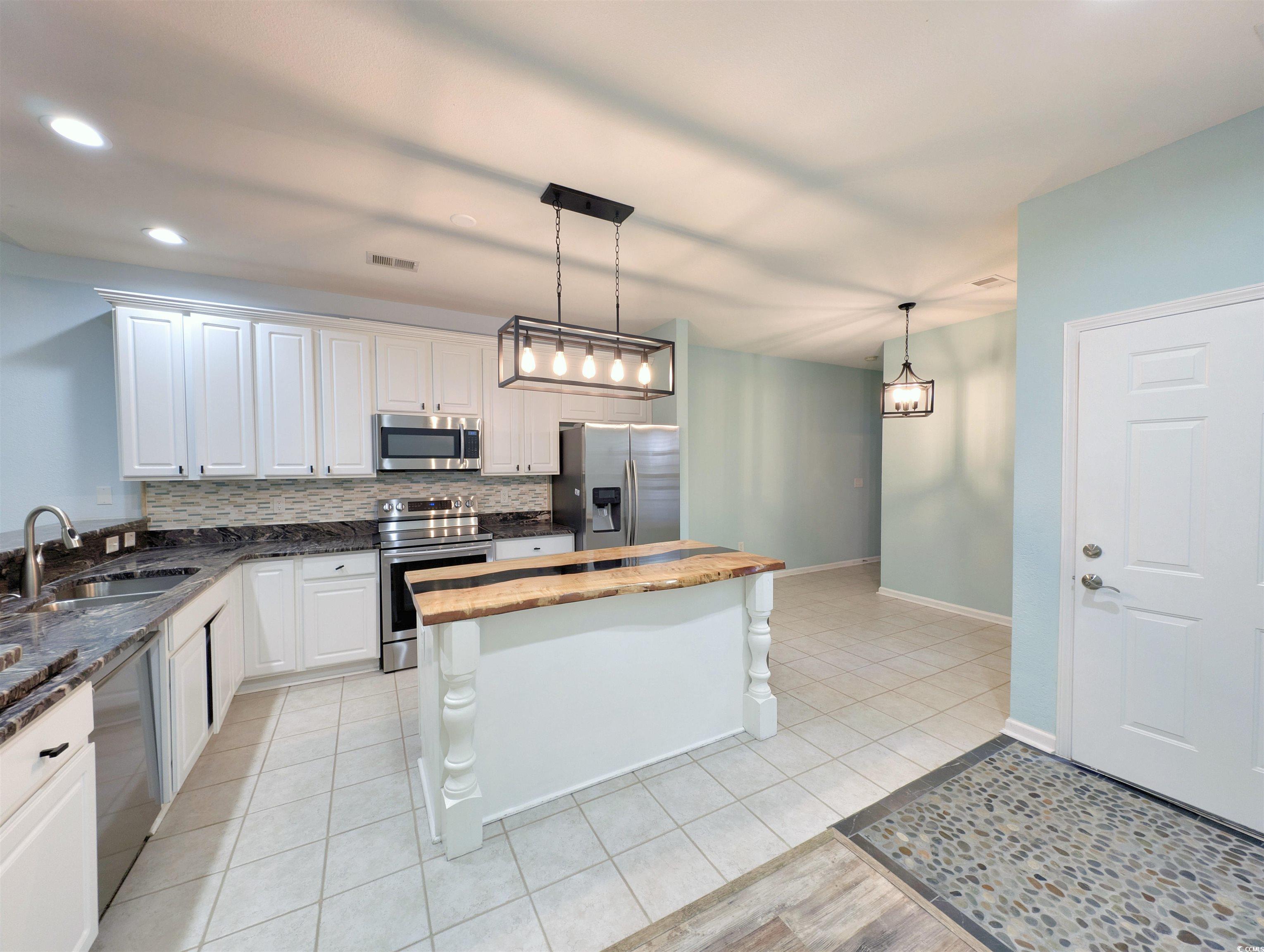 400 Woodpecker Ln. Property Photo 6