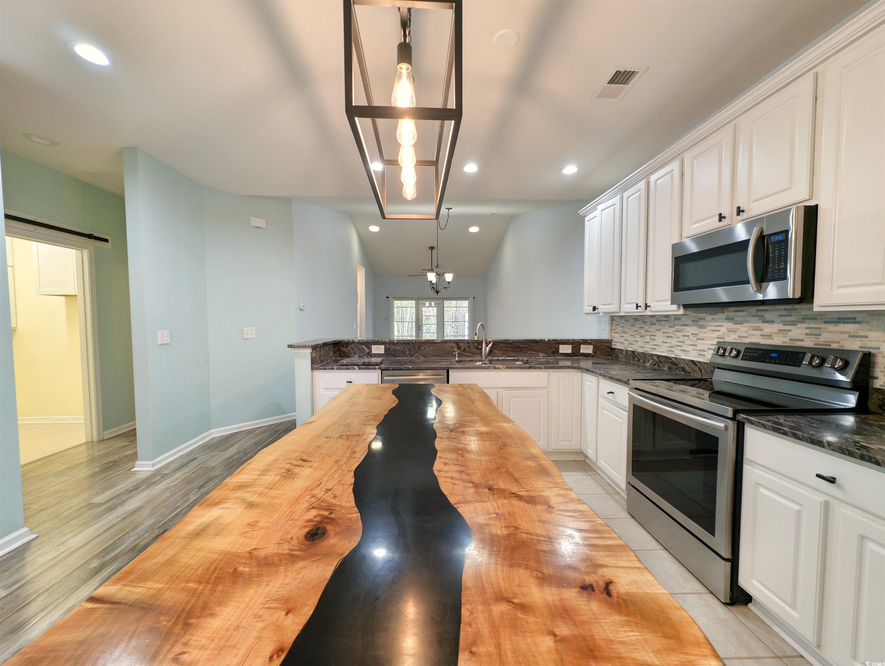 400 Woodpecker Ln. Property Photo 9