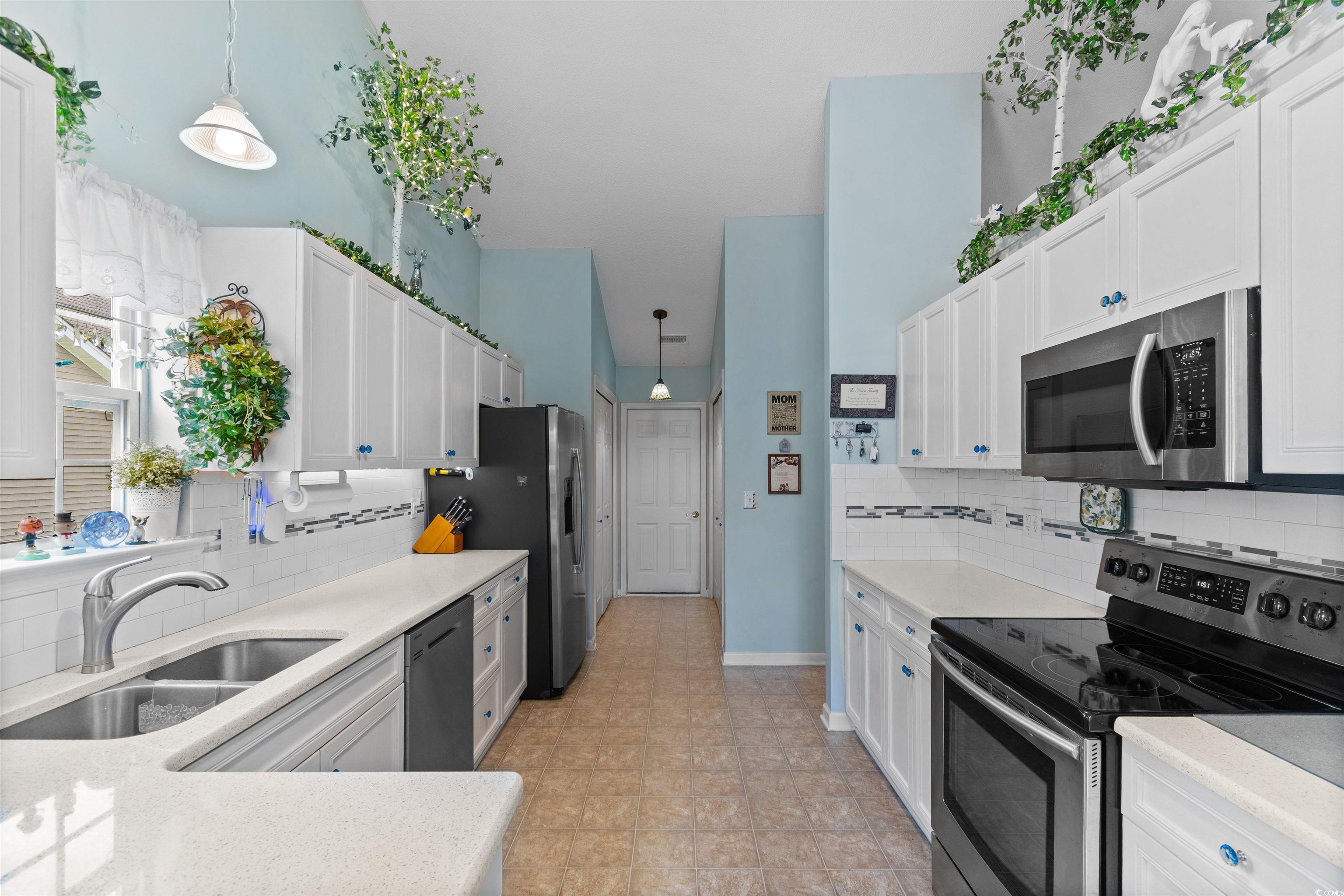 313 Harbour Reef Dr. Property Photo 7