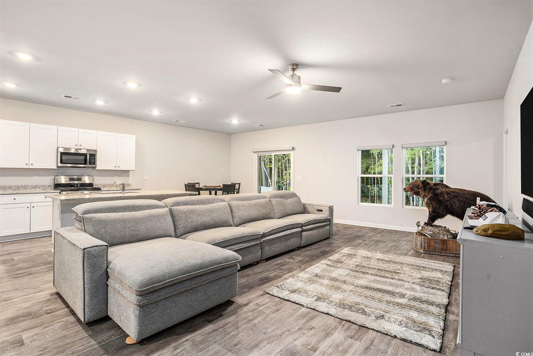 263 Saddle St Property Photo 4