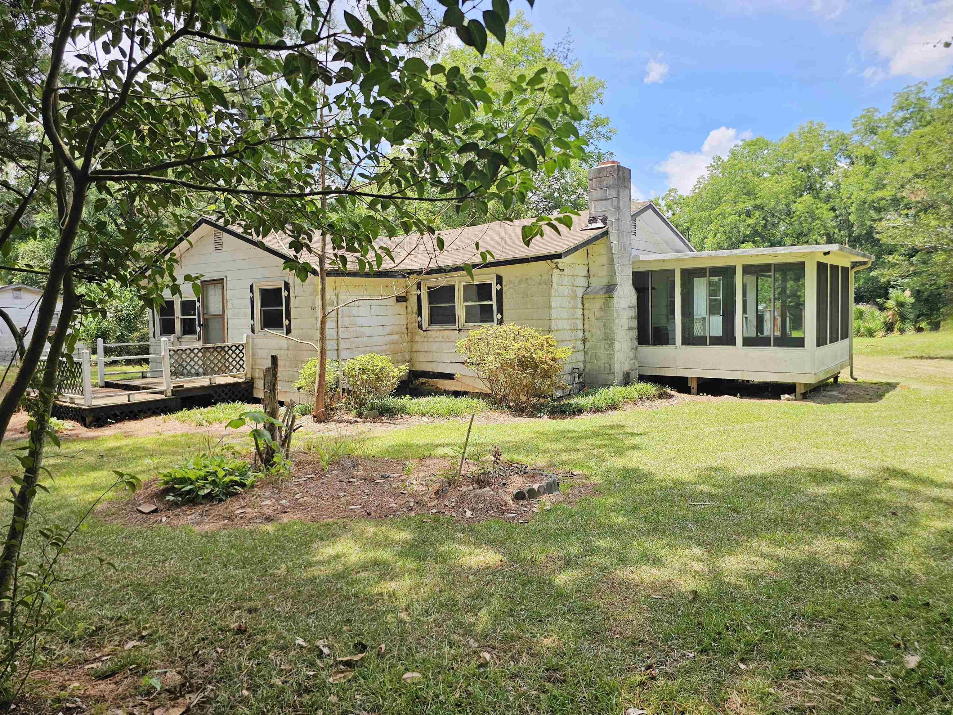 90 Oak Tree St Property Photo 2