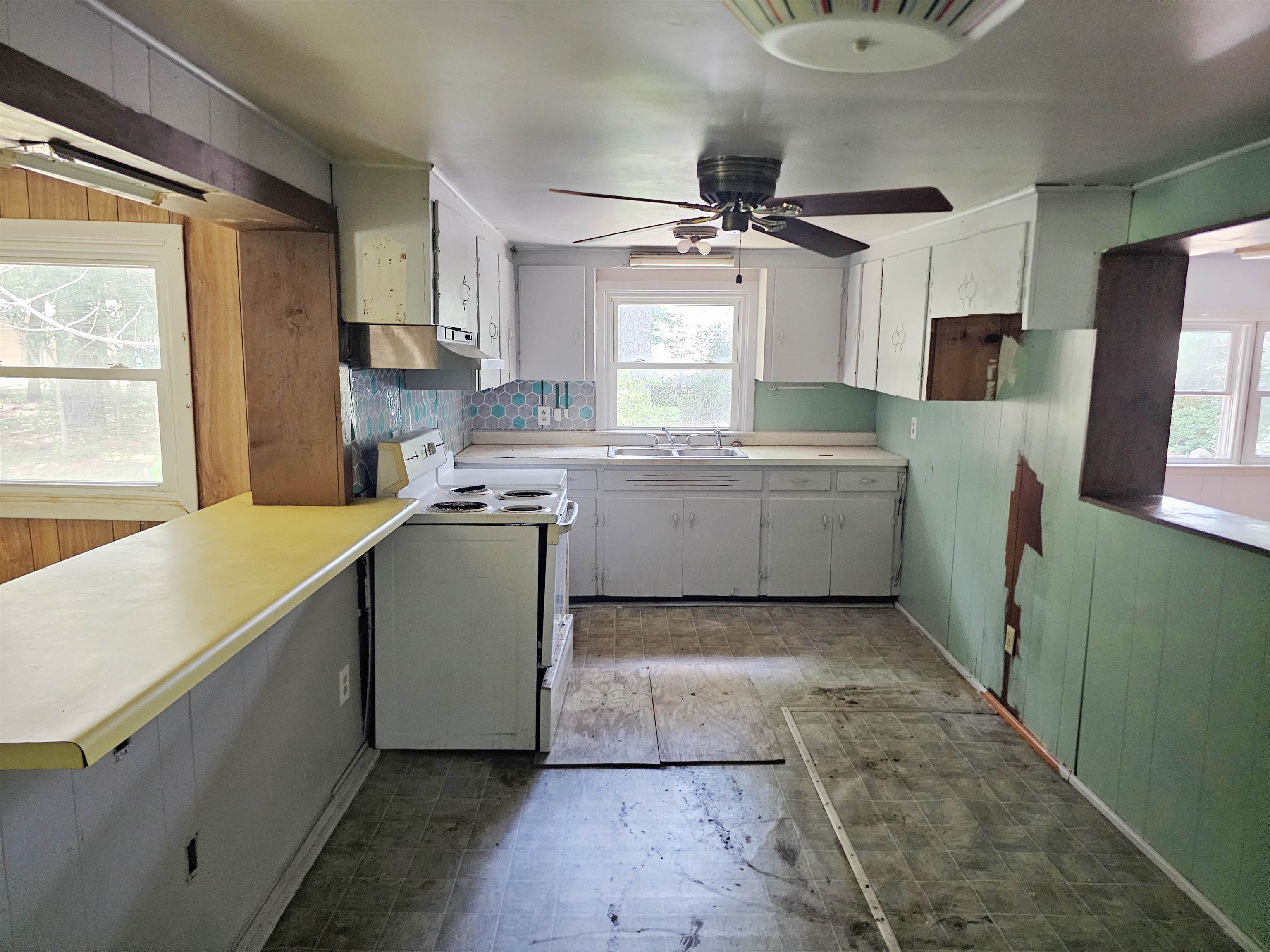 90 Oak Tree St Property Photo 10
