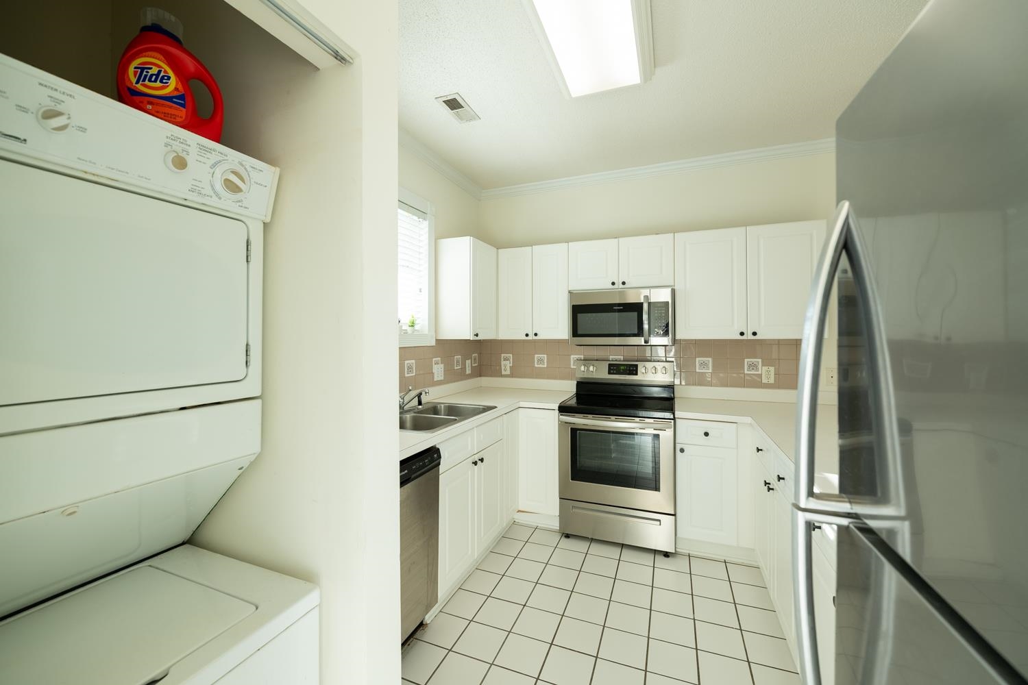 670 Riverwalk Dr. Property Photo 4