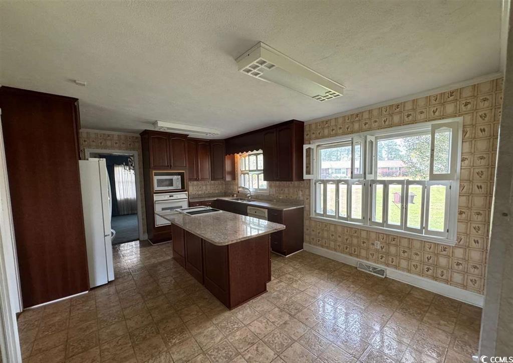 1600 Maple Dr. Property Photo 3