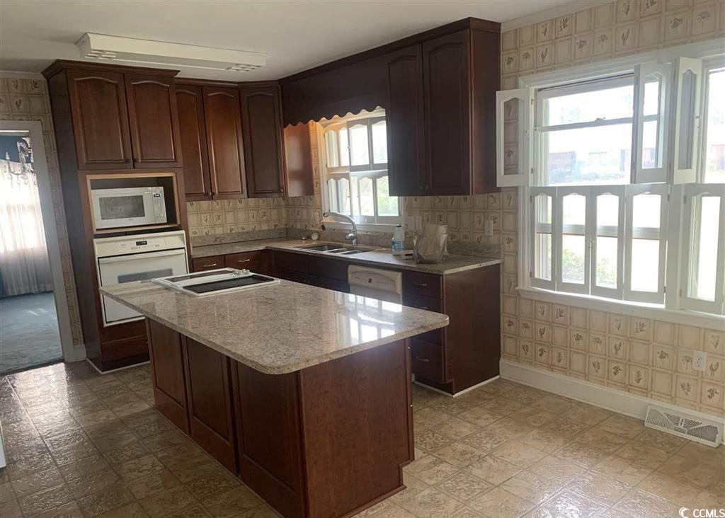 1600 Maple Dr. Property Photo 4