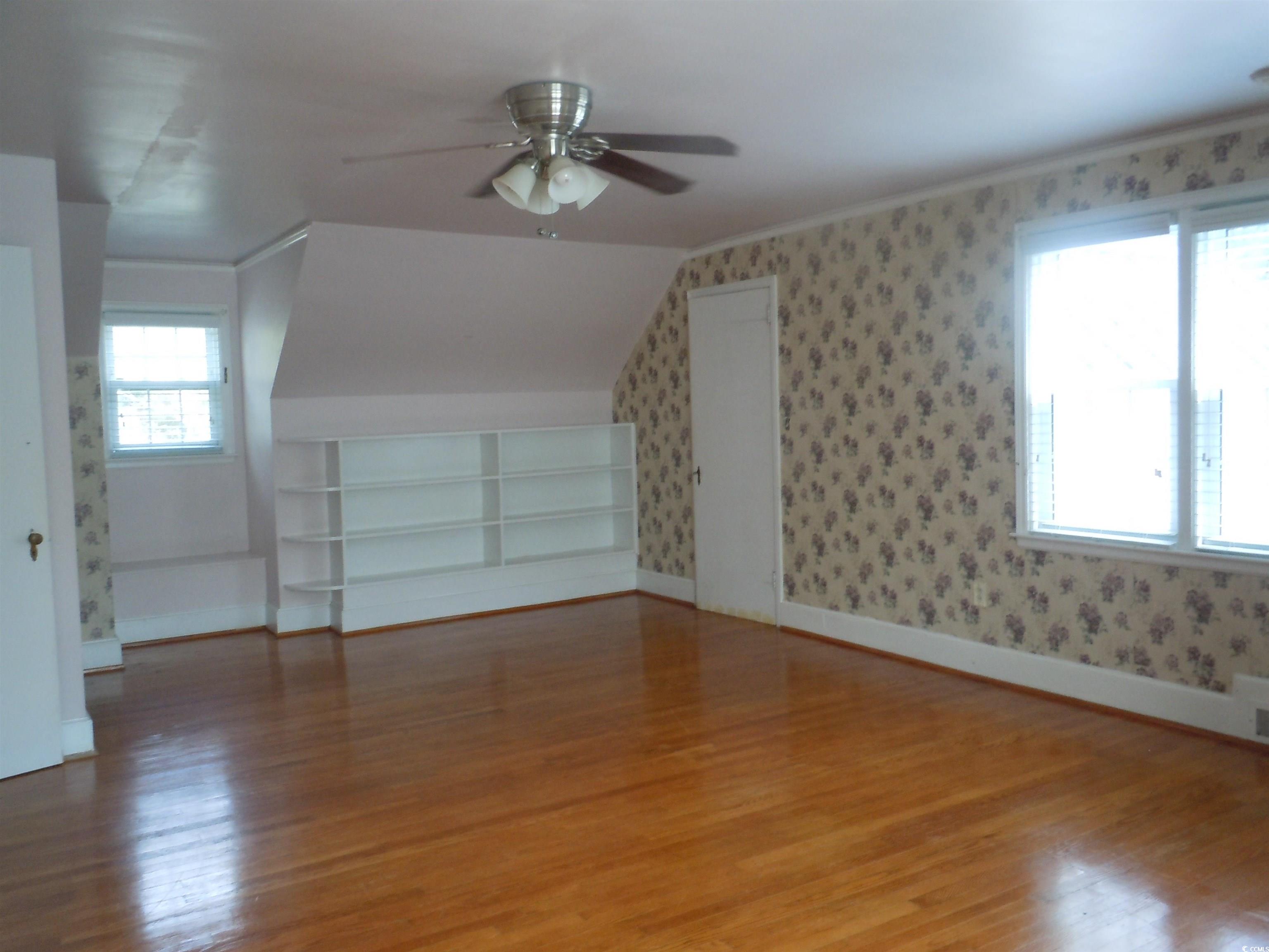 110 E Bell St. Property Photo 25