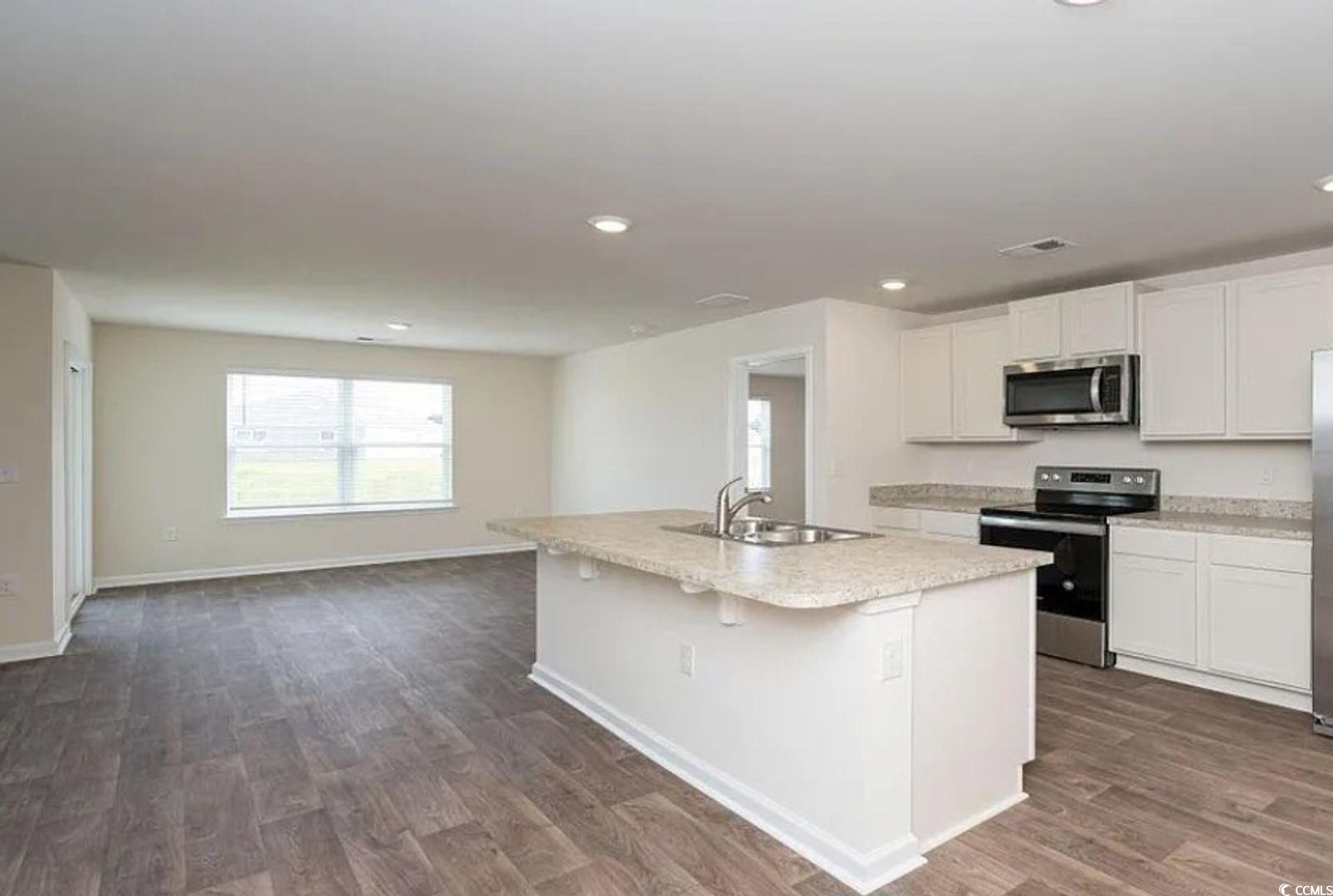 869 Twickenham Loop Property Photo 4