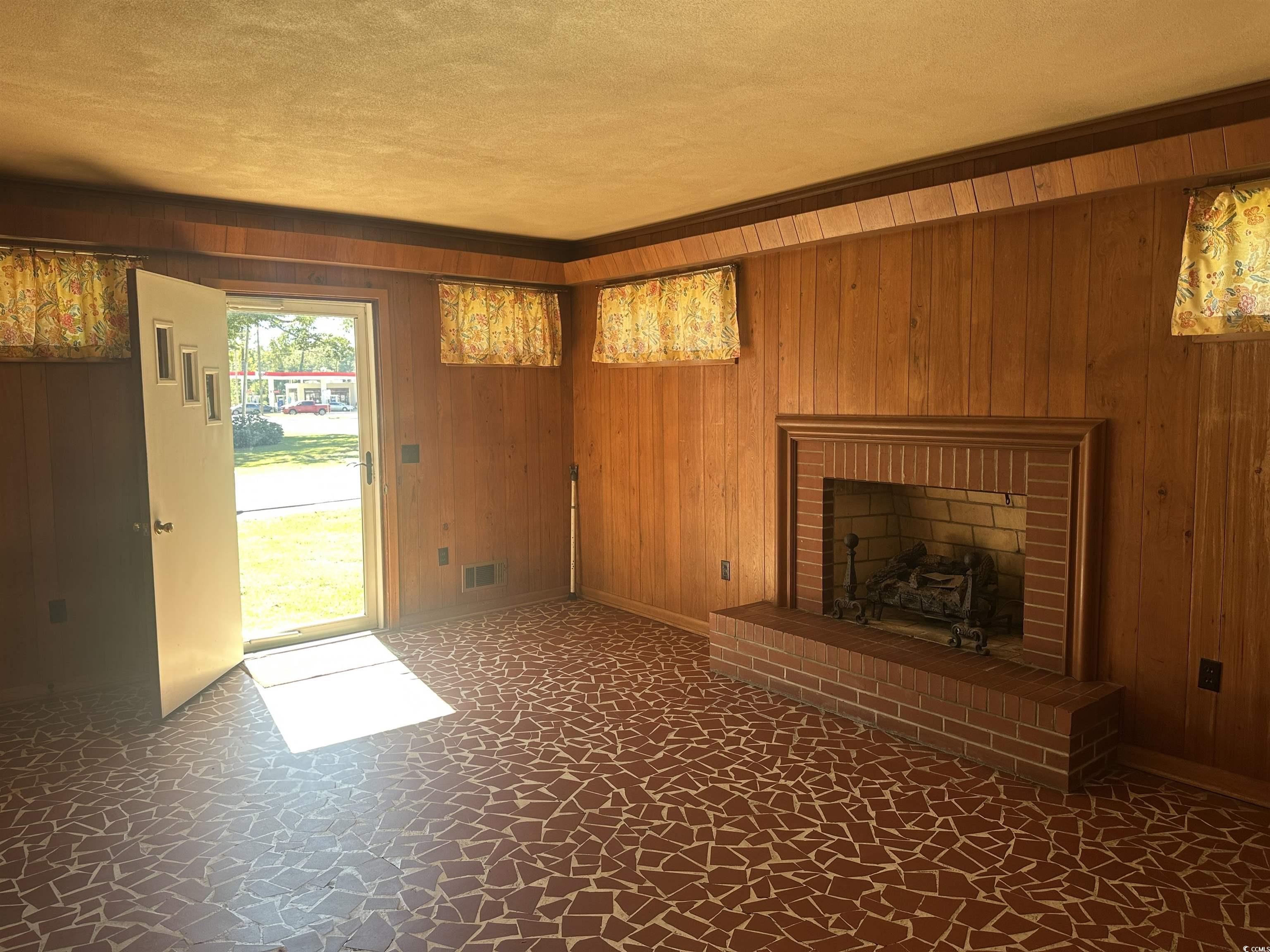 103 E 2nd Ave. Property Photo 8