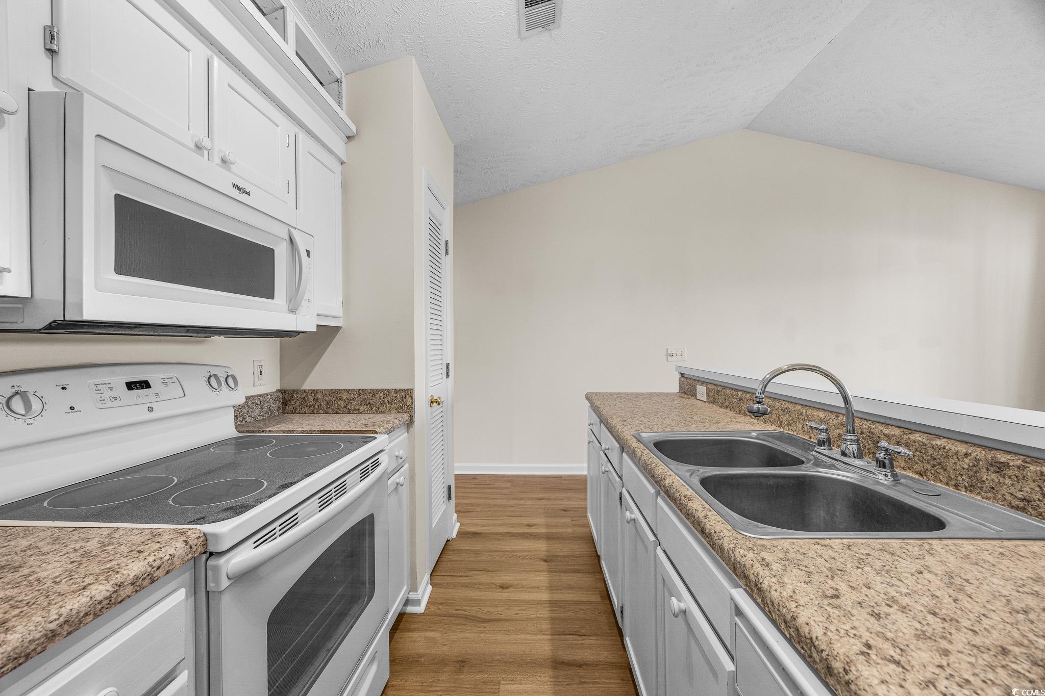 673 Tupelo Ln. Property Photo 8