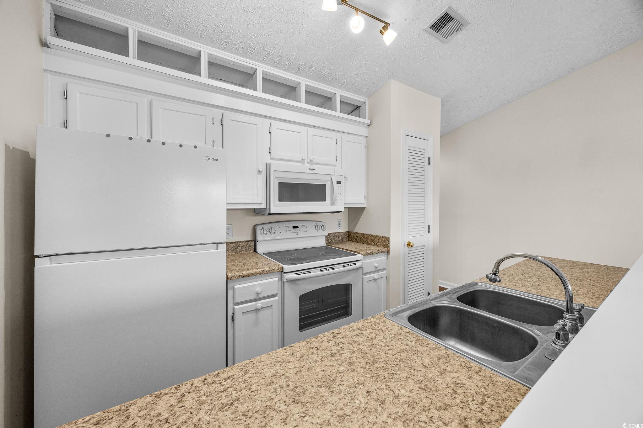 673 Tupelo Ln. Property Photo 9
