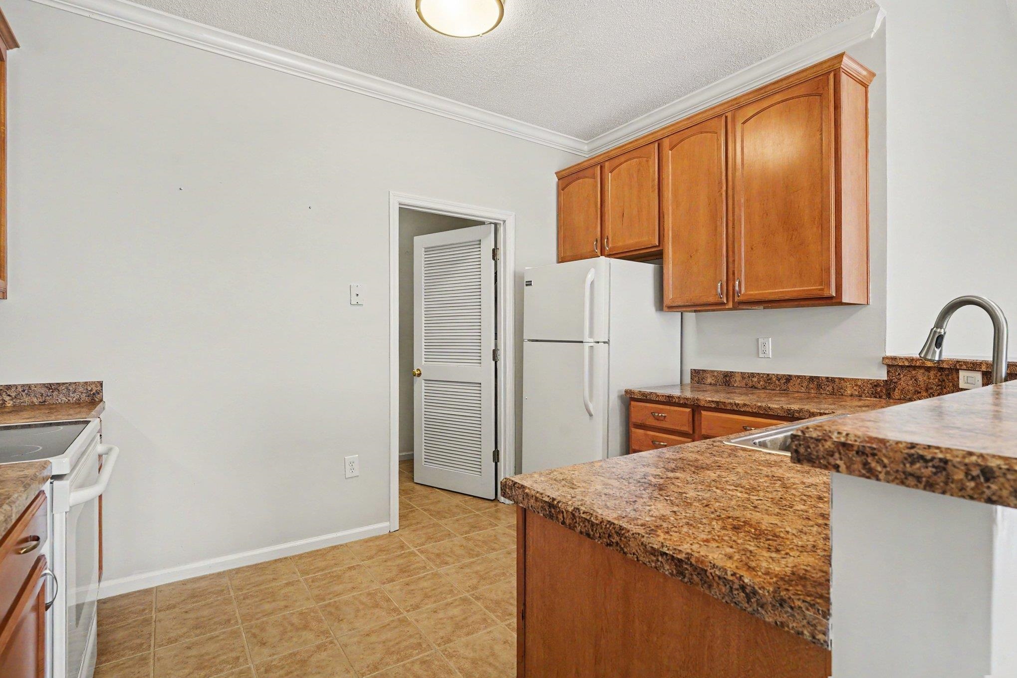 5864 Longwood Dr. Property Photo 12