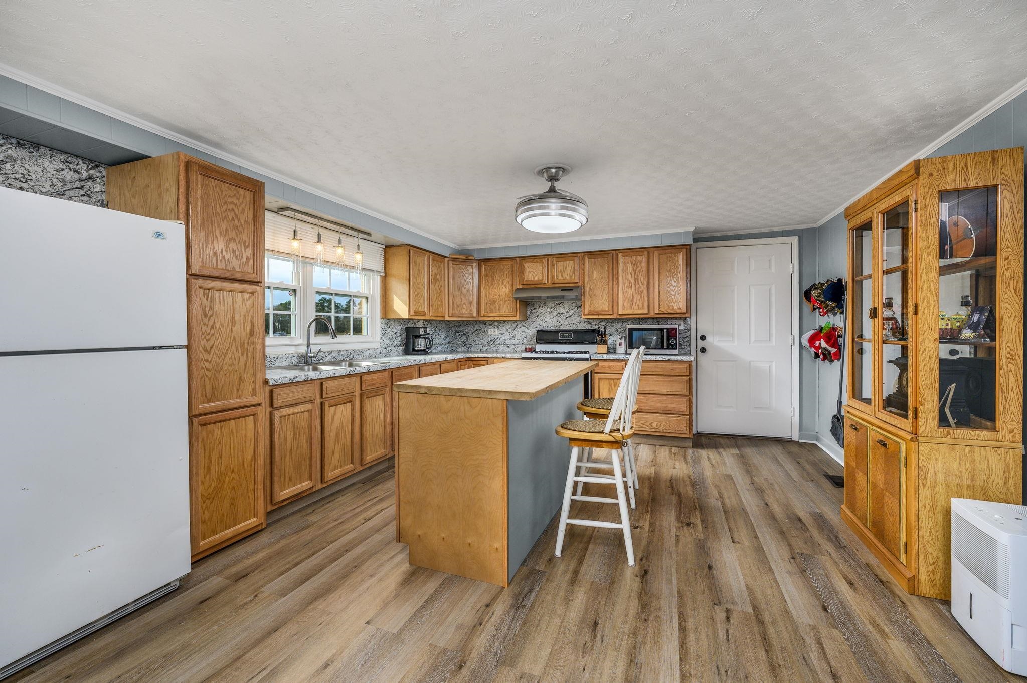 9300 Lake Swamp Rd. Property Photo 3