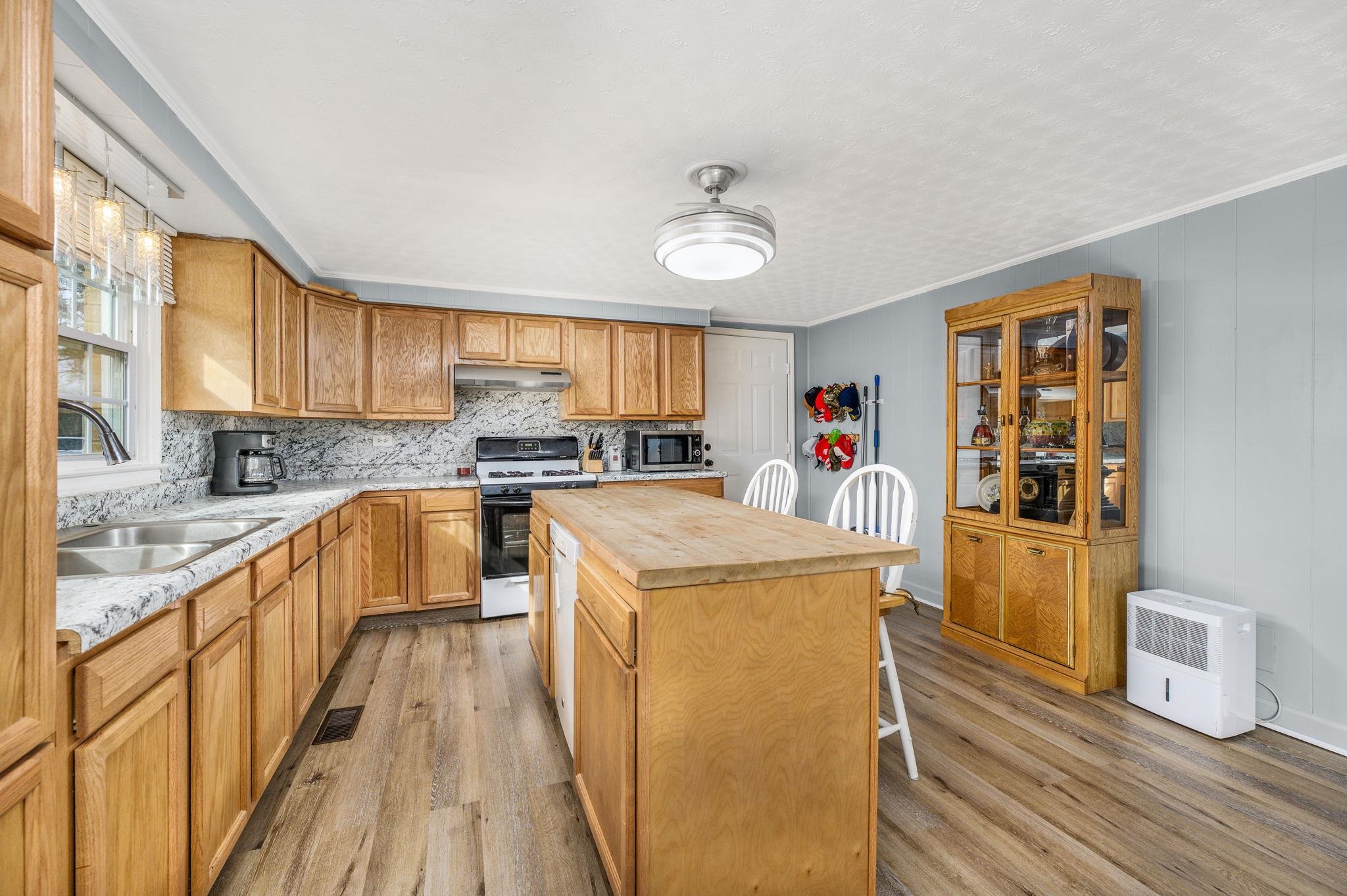 9300 Lake Swamp Rd. Property Photo 4