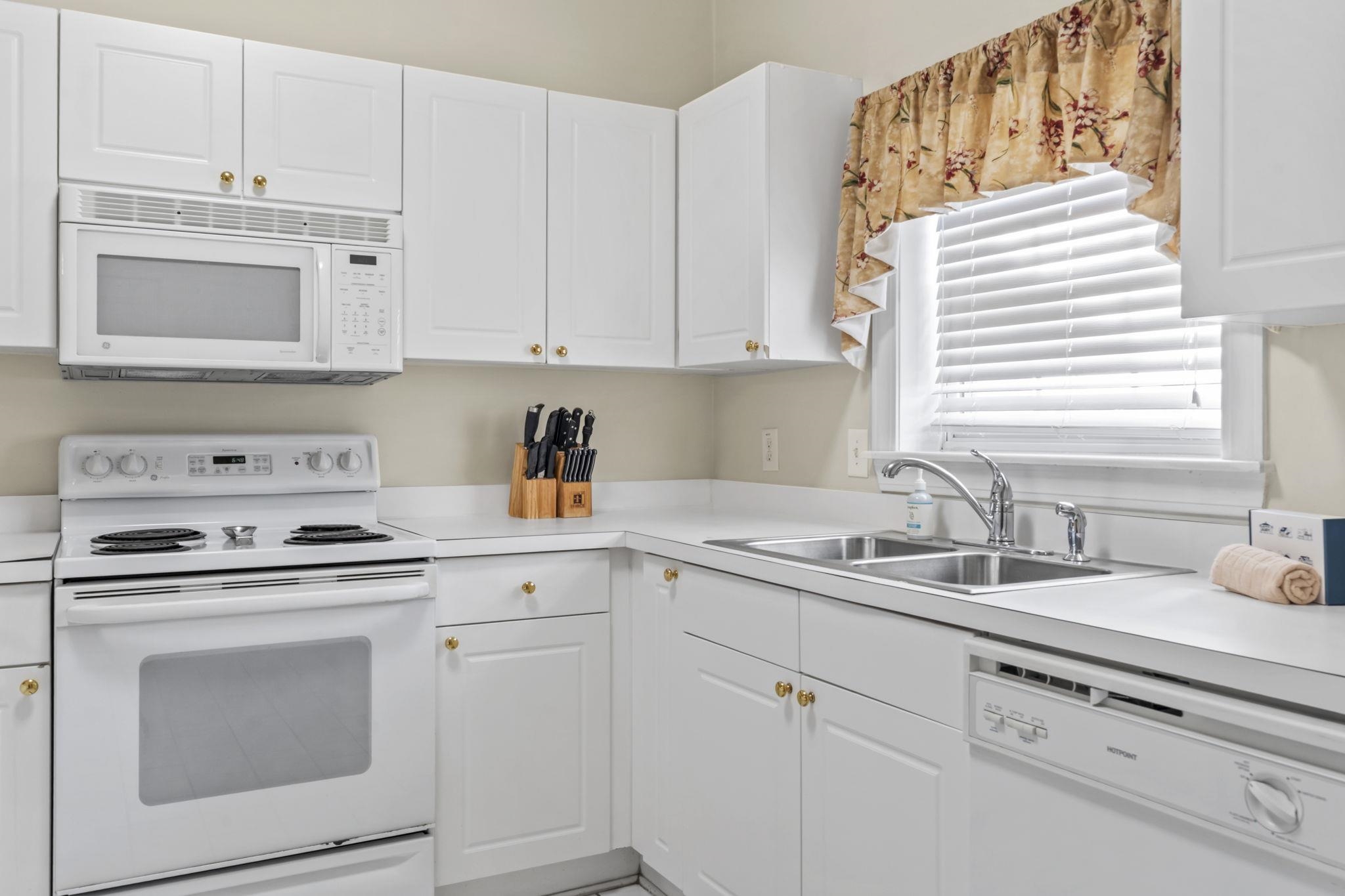 5750 Oyster Catcher Dr. Property Photo 8