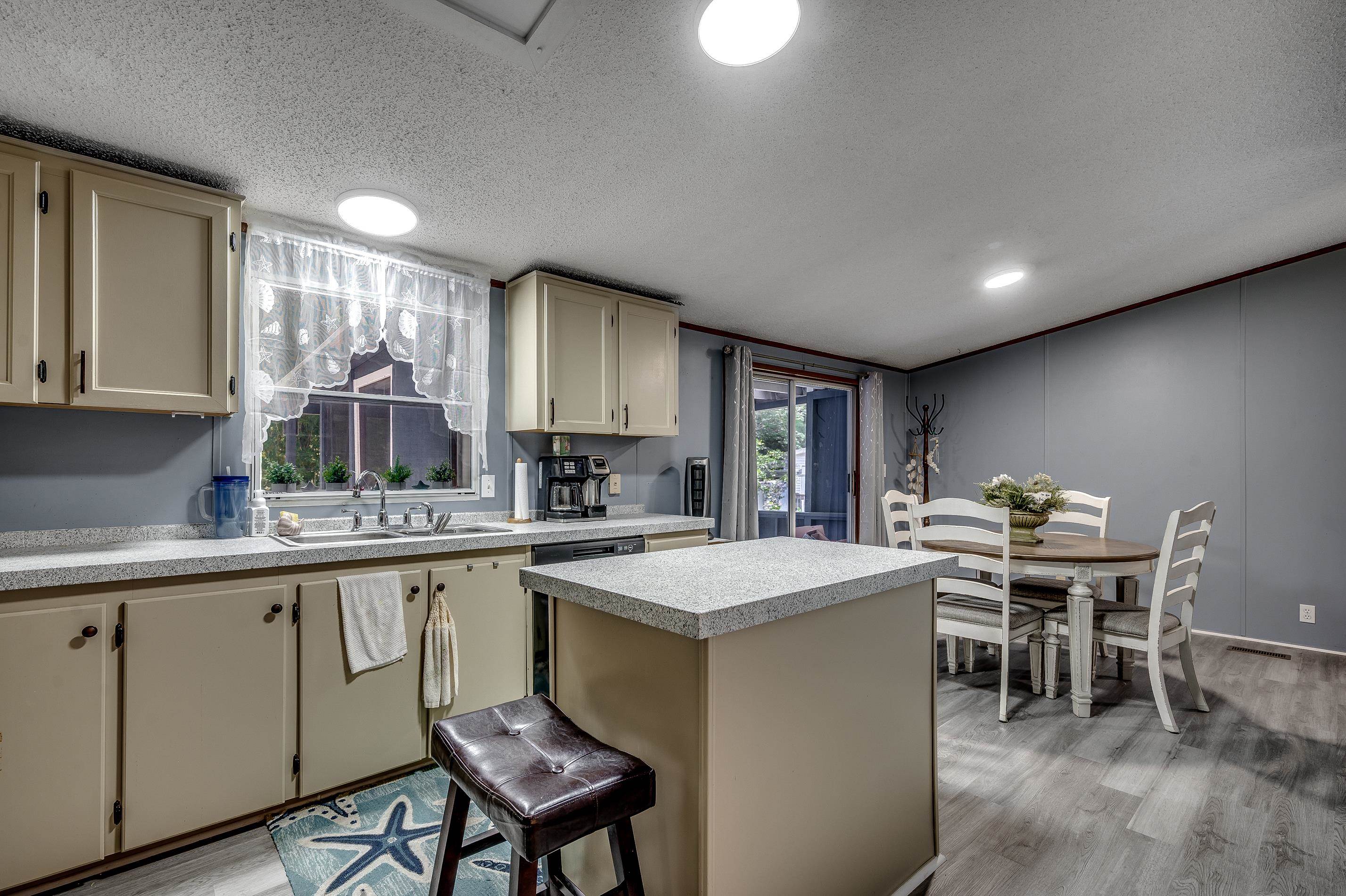 300 Rolling Ridge Dr. Property Photo 10
