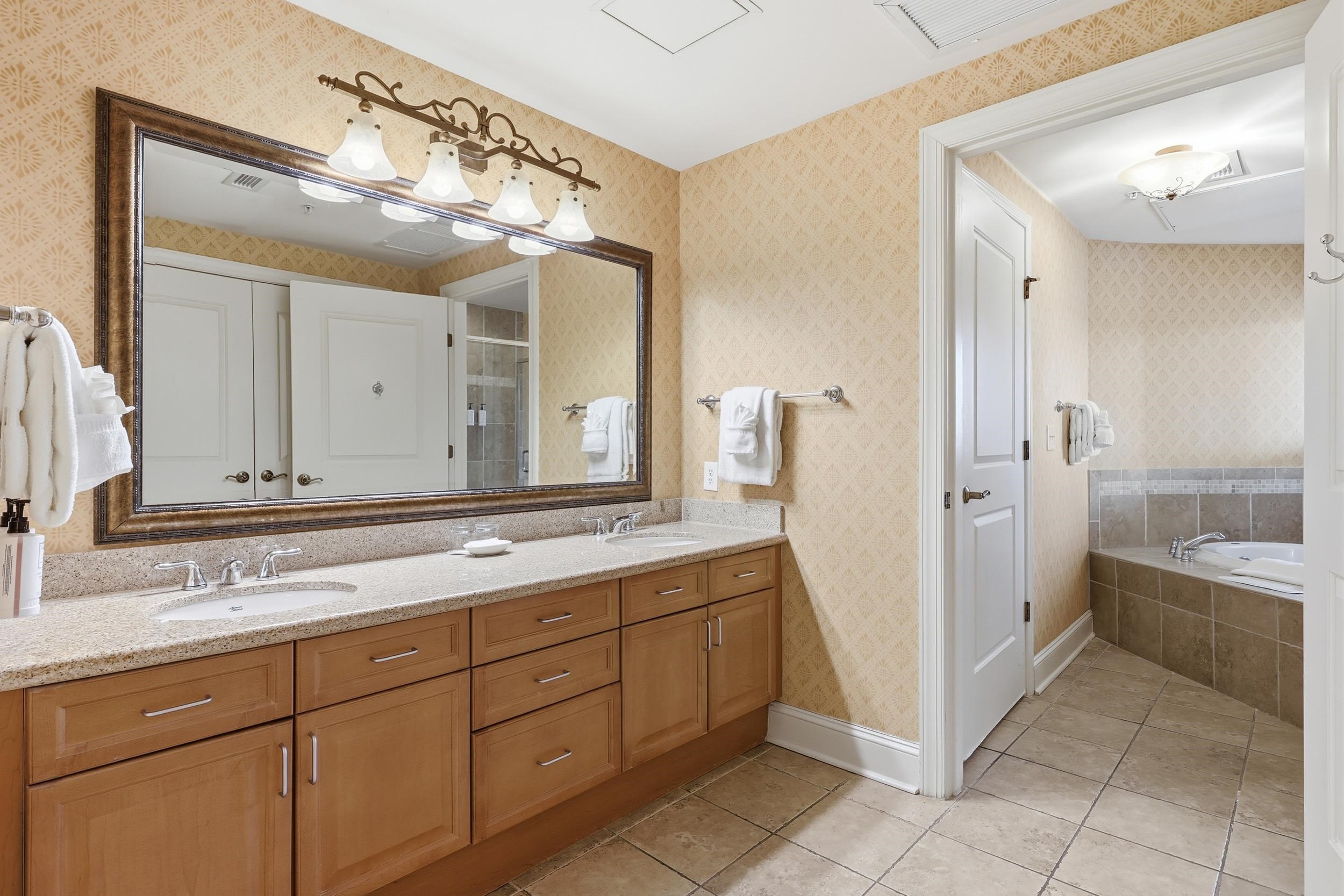 8121 Amalfi Pl. Property Photo 34