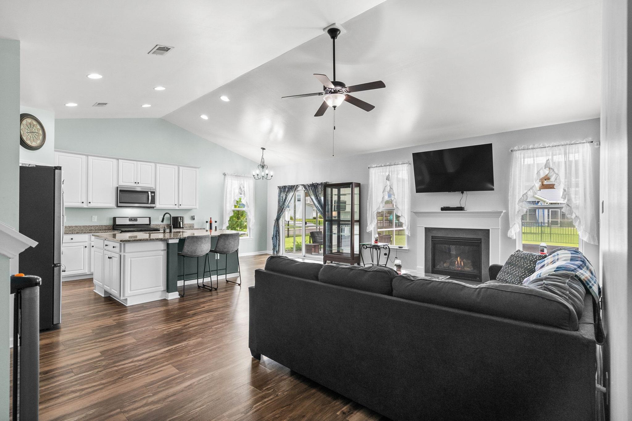 1076 Caprisia Loop Property Photo 8