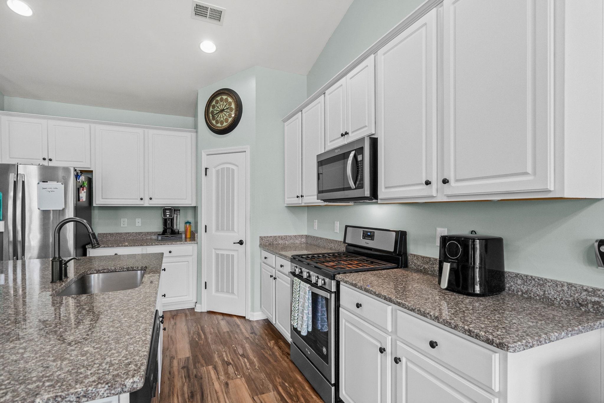 1076 Caprisia Loop Property Photo 16