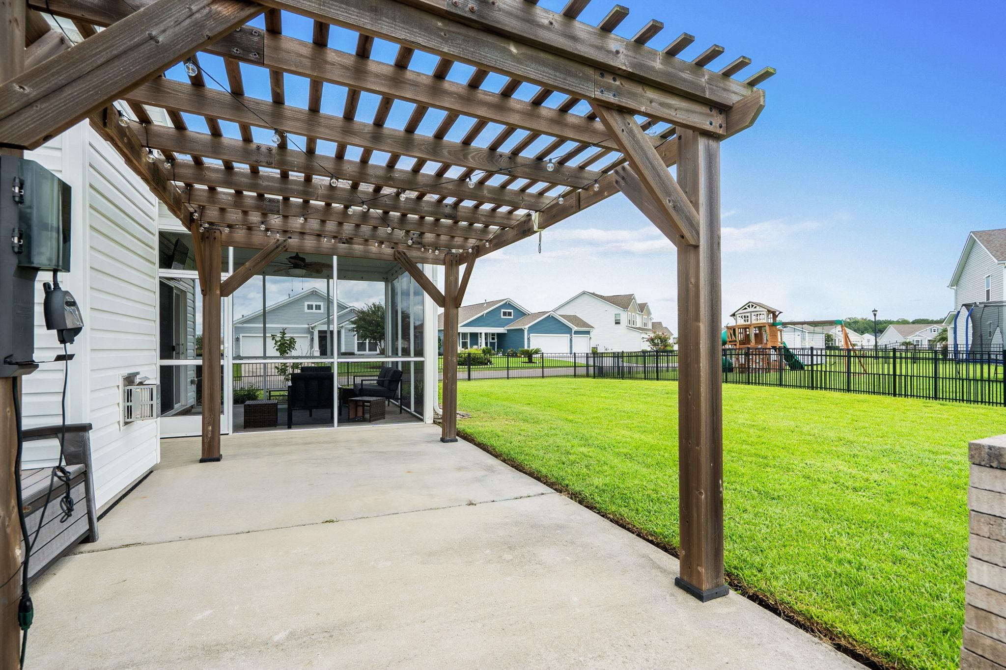 1076 Caprisia Loop Property Photo 32