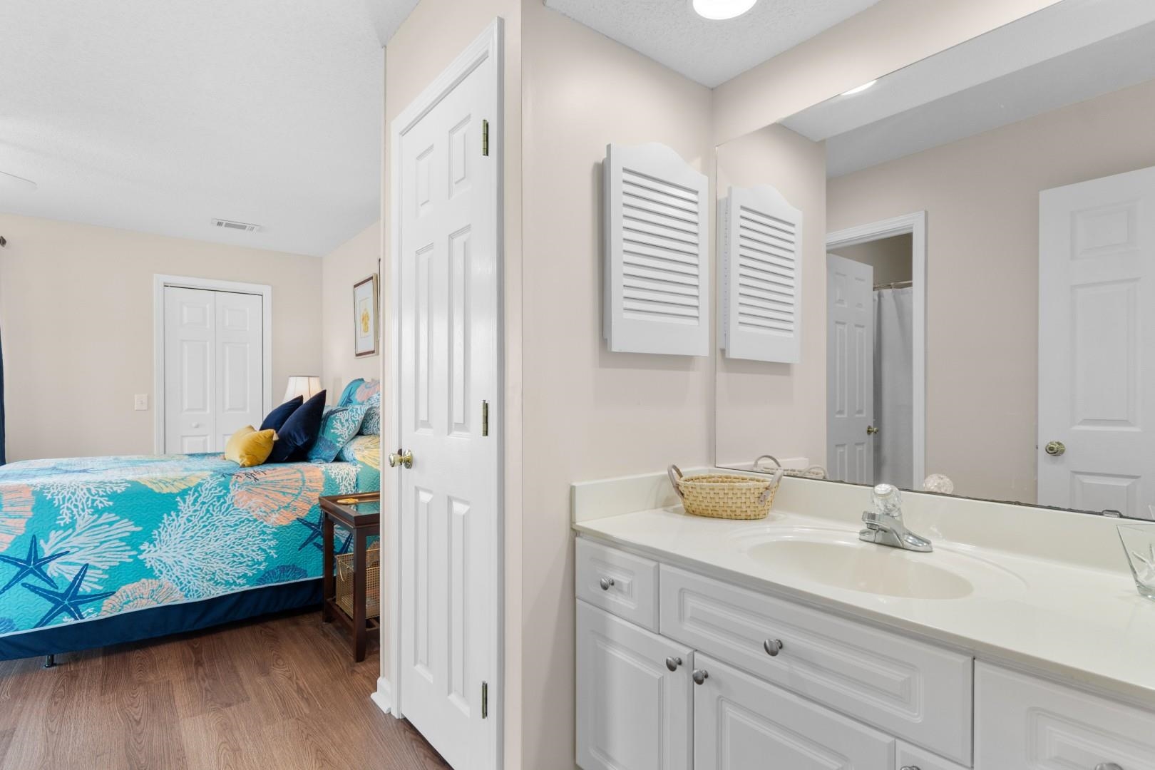 300 Shorehaven Dr. Property Photo 17